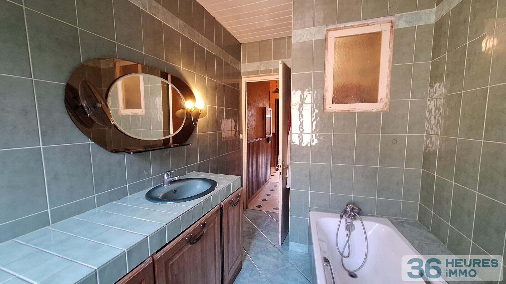 MAISON  DE VILLE AVEC COUR ET GARAGES