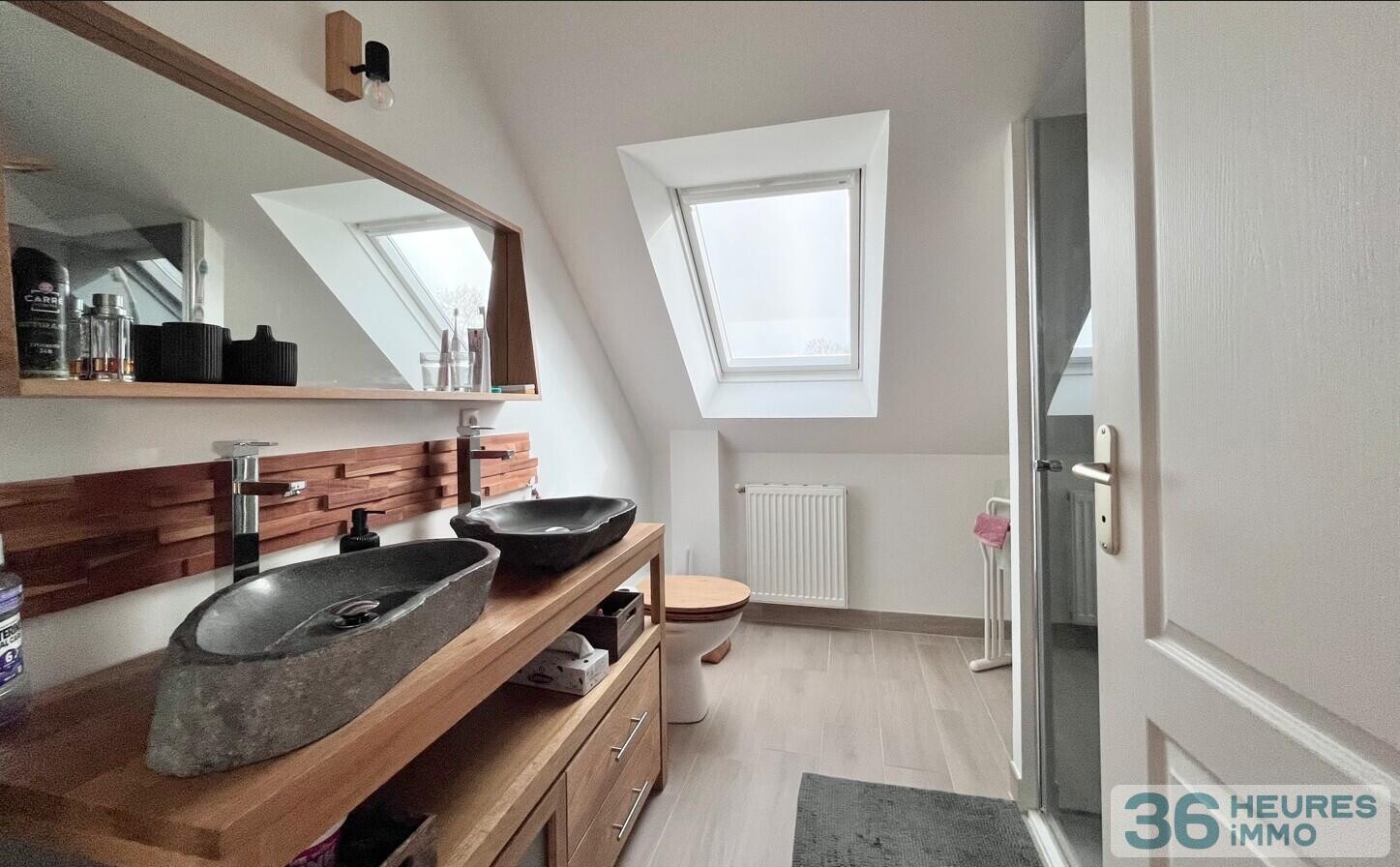 Maison sans vis-à-vis avec 4 grandes chambres et une vie de plain-pied sur un terrain de 1000 M2 avec triple garage et préau à Pontchâteau