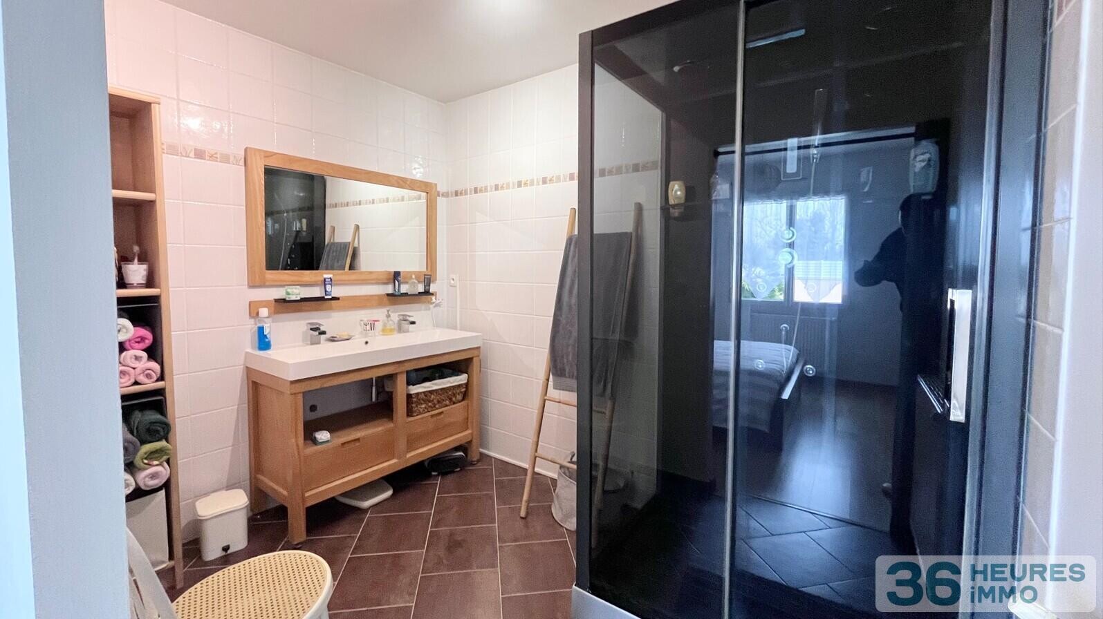 Maison sans vis-à-vis avec 4 grandes chambres et une vie de plain-pied sur un terrain de 1000 M2 avec triple garage et préau à Pontchâteau