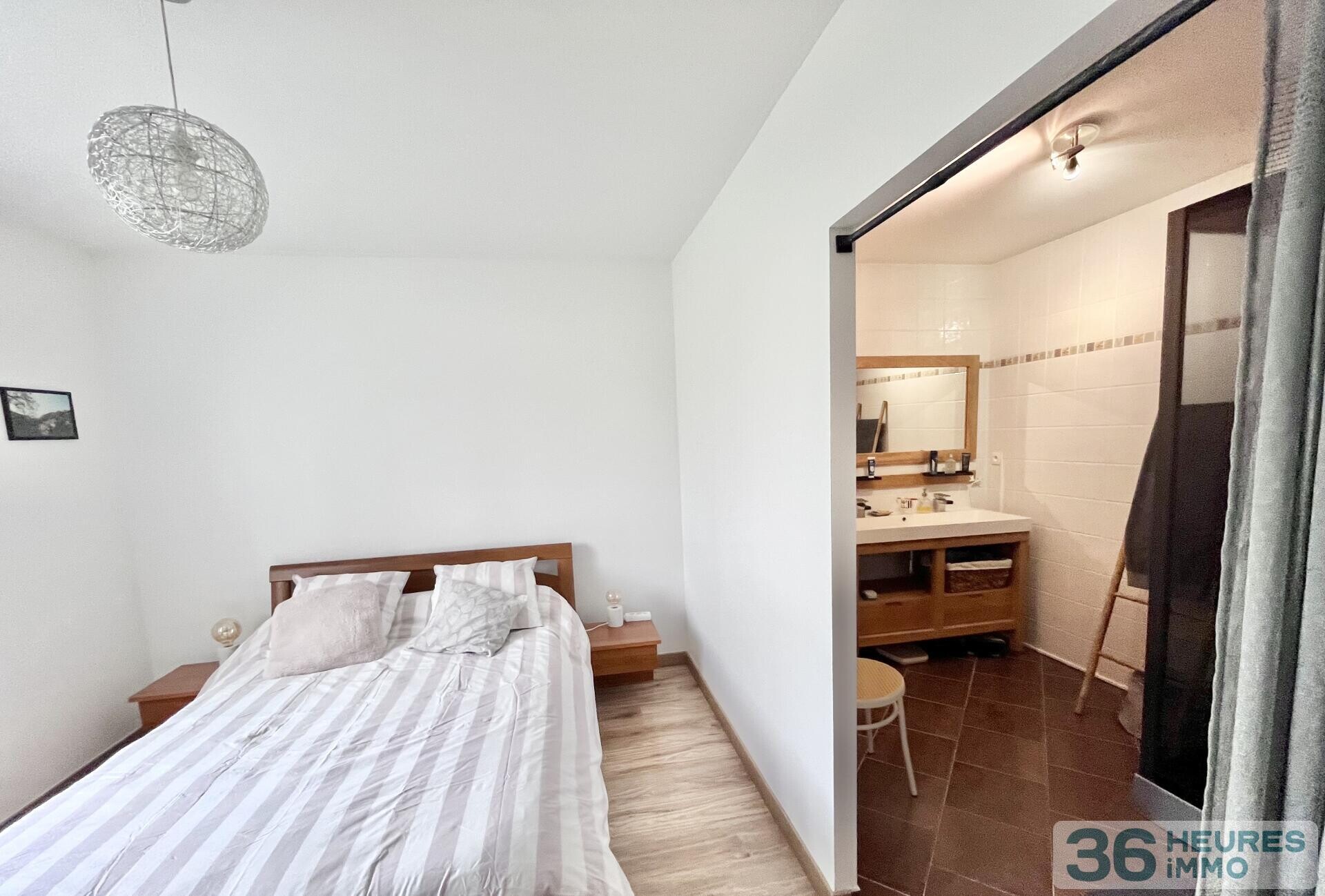 Maison sans vis-à-vis avec 4 grandes chambres et une vie de plain-pied sur un terrain de 1000 M2 avec triple garage et préau à Pontchâteau