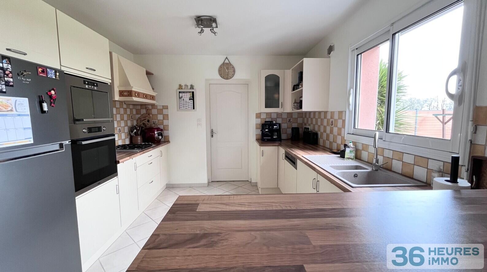 Maison sans vis-à-vis avec 4 grandes chambres et une vie de plain-pied sur un terrain de 1000 M2 avec triple garage et préau à Pontchâteau