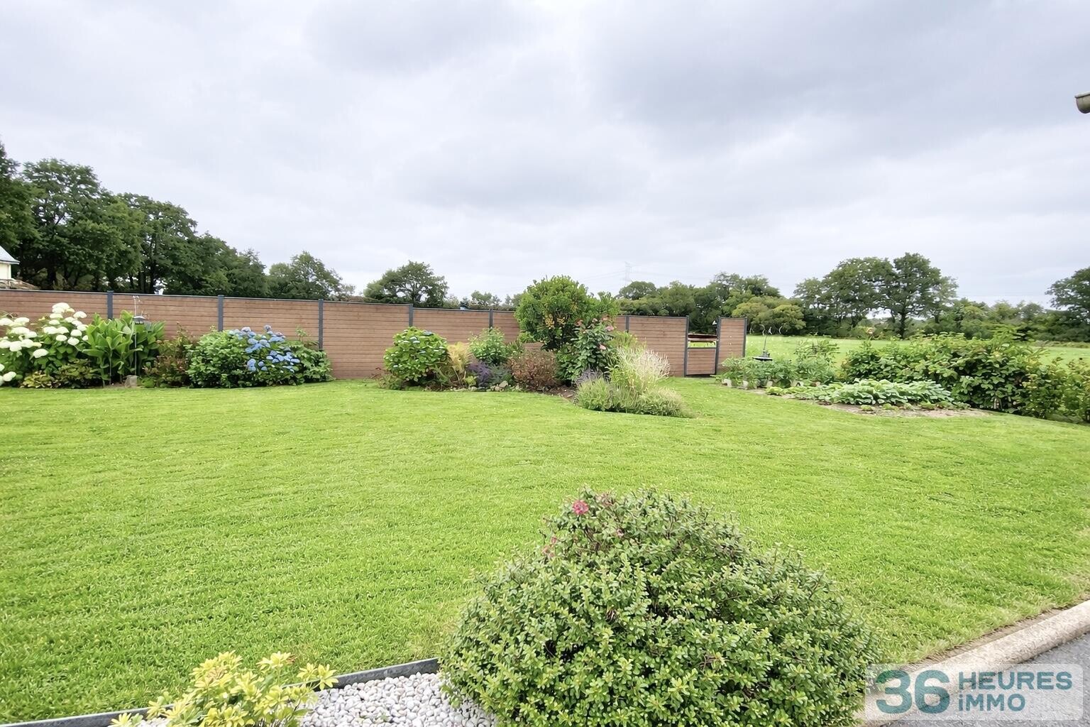 Maison sans vis-à-vis avec 4 grandes chambres et une vie de plain-pied sur un terrain de 1000 M2 avec triple garage et préau à Pontchâteau