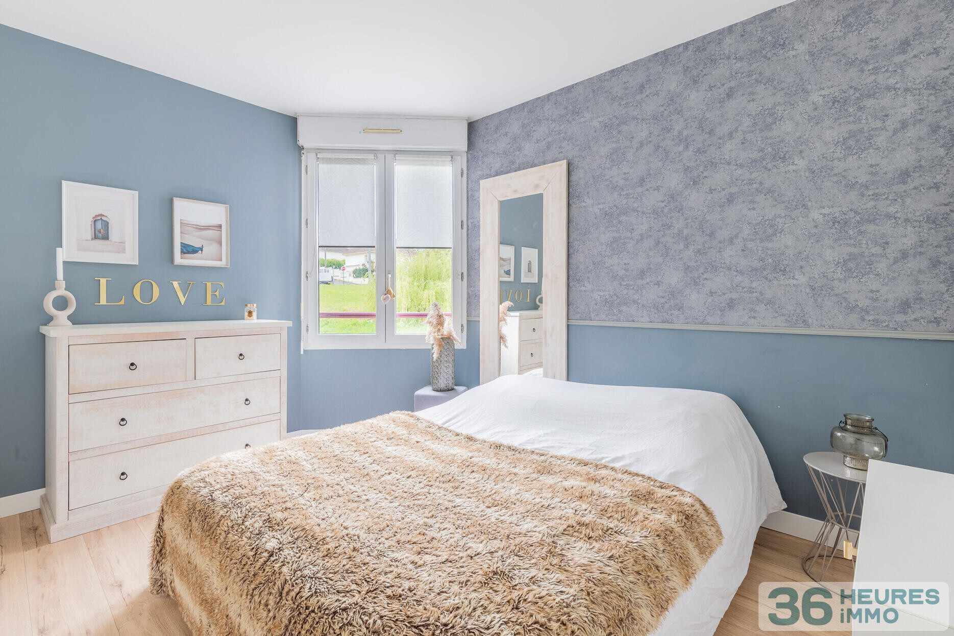 Appartement avec une pièce de vie spacieuse baigné de lumière