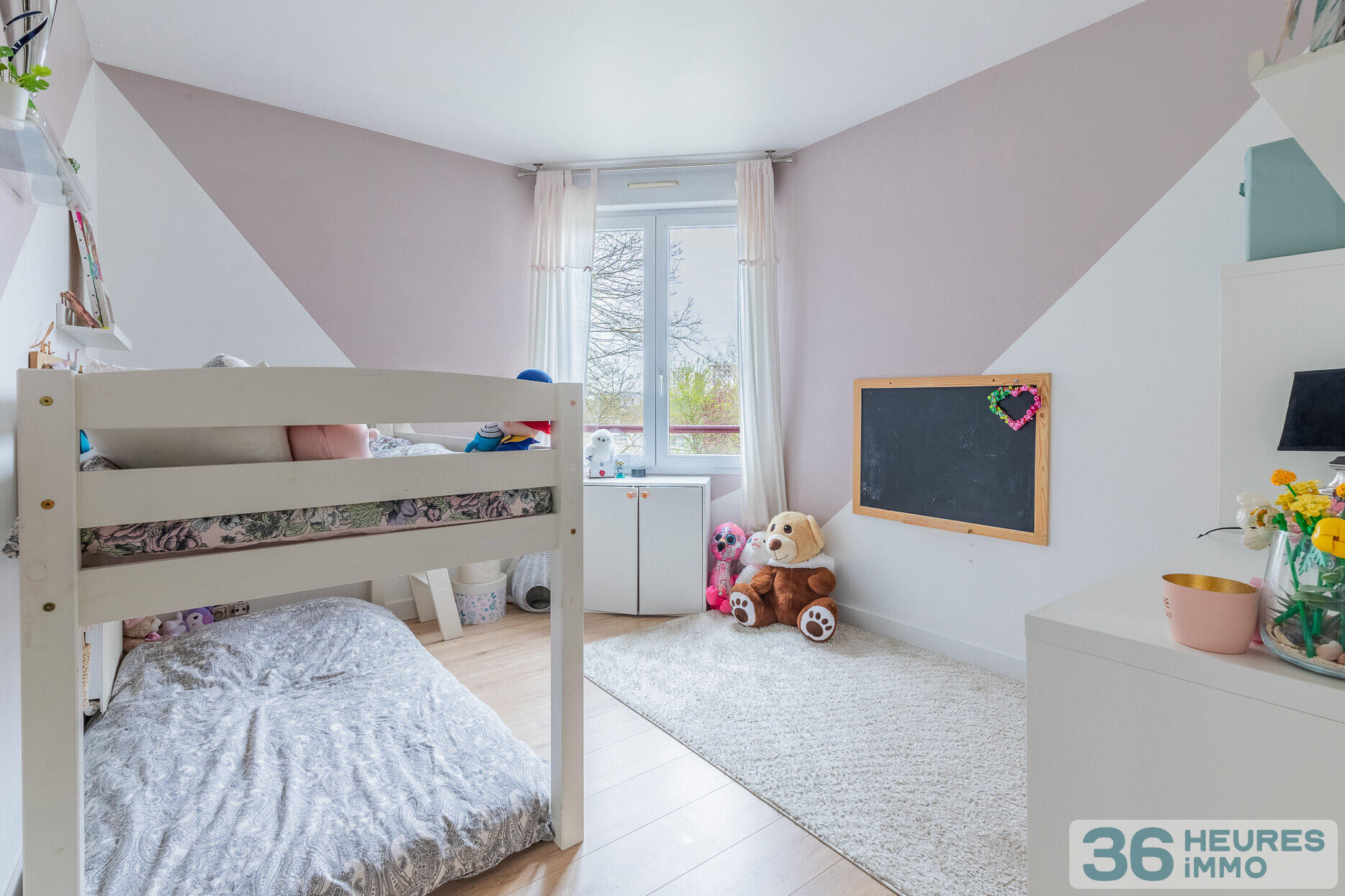 Appartement avec une pièce de vie spacieuse baigné de lumière