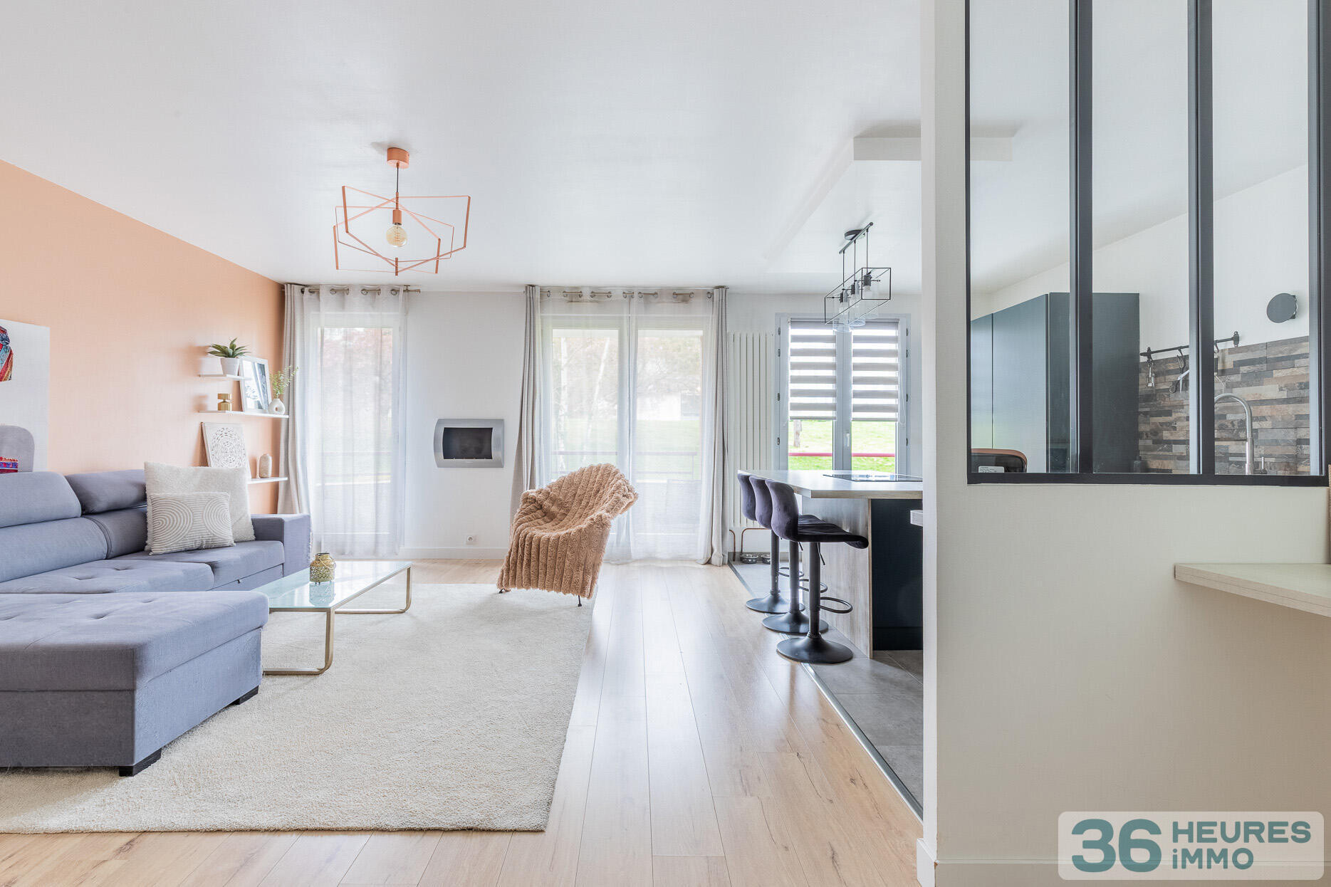 Appartement avec une pièce de vie spacieuse baigné de lumière