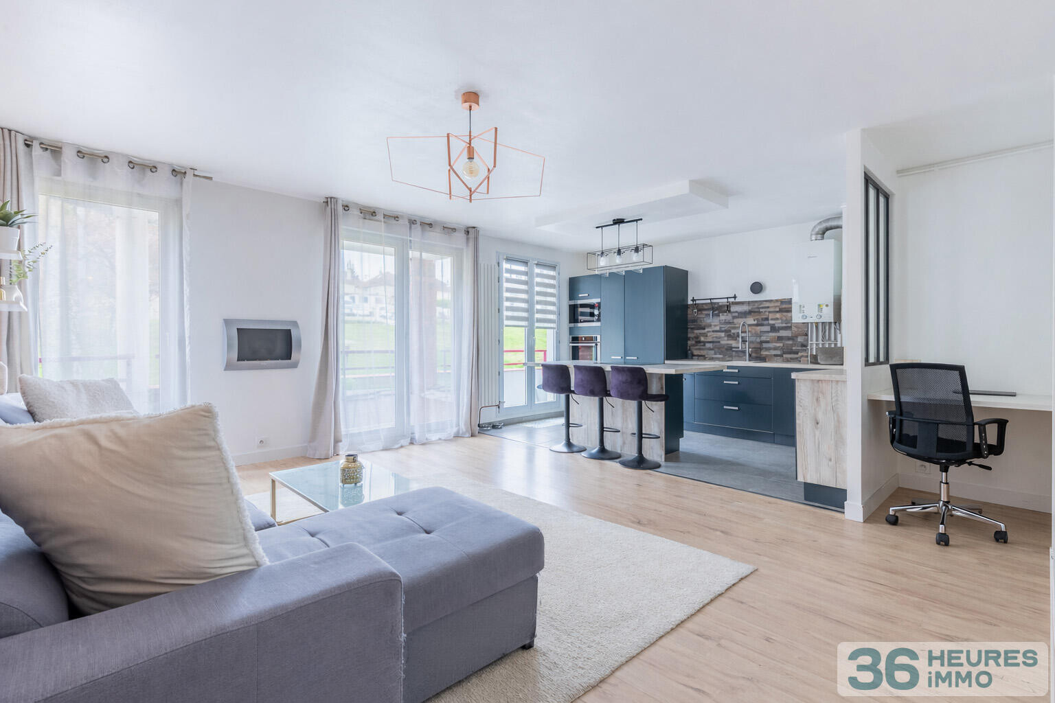 Appartement avec une pièce de vie spacieuse baigné de lumière