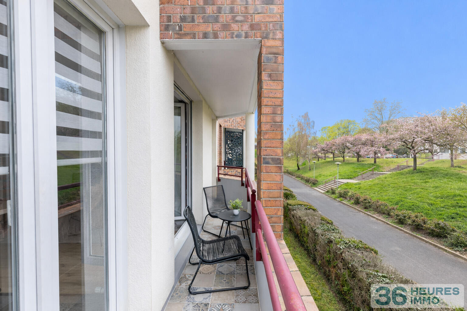 Appartement avec une pièce de vie spacieuse baigné de lumière