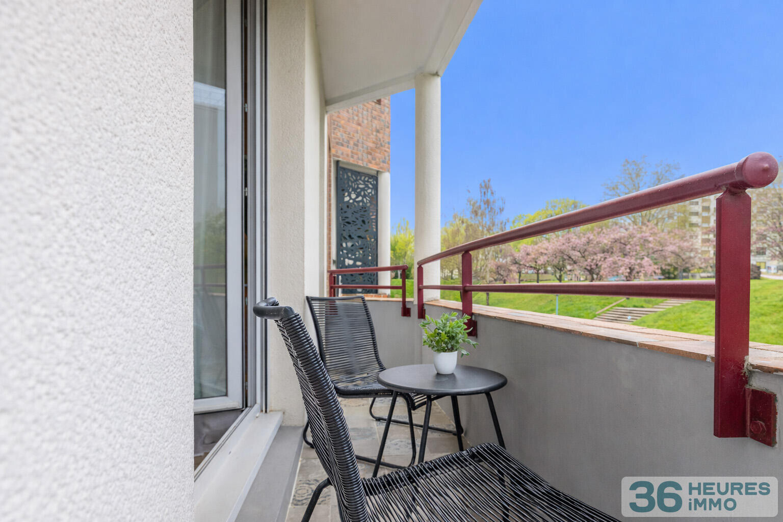 Appartement avec une pièce de vie spacieuse baigné de lumière