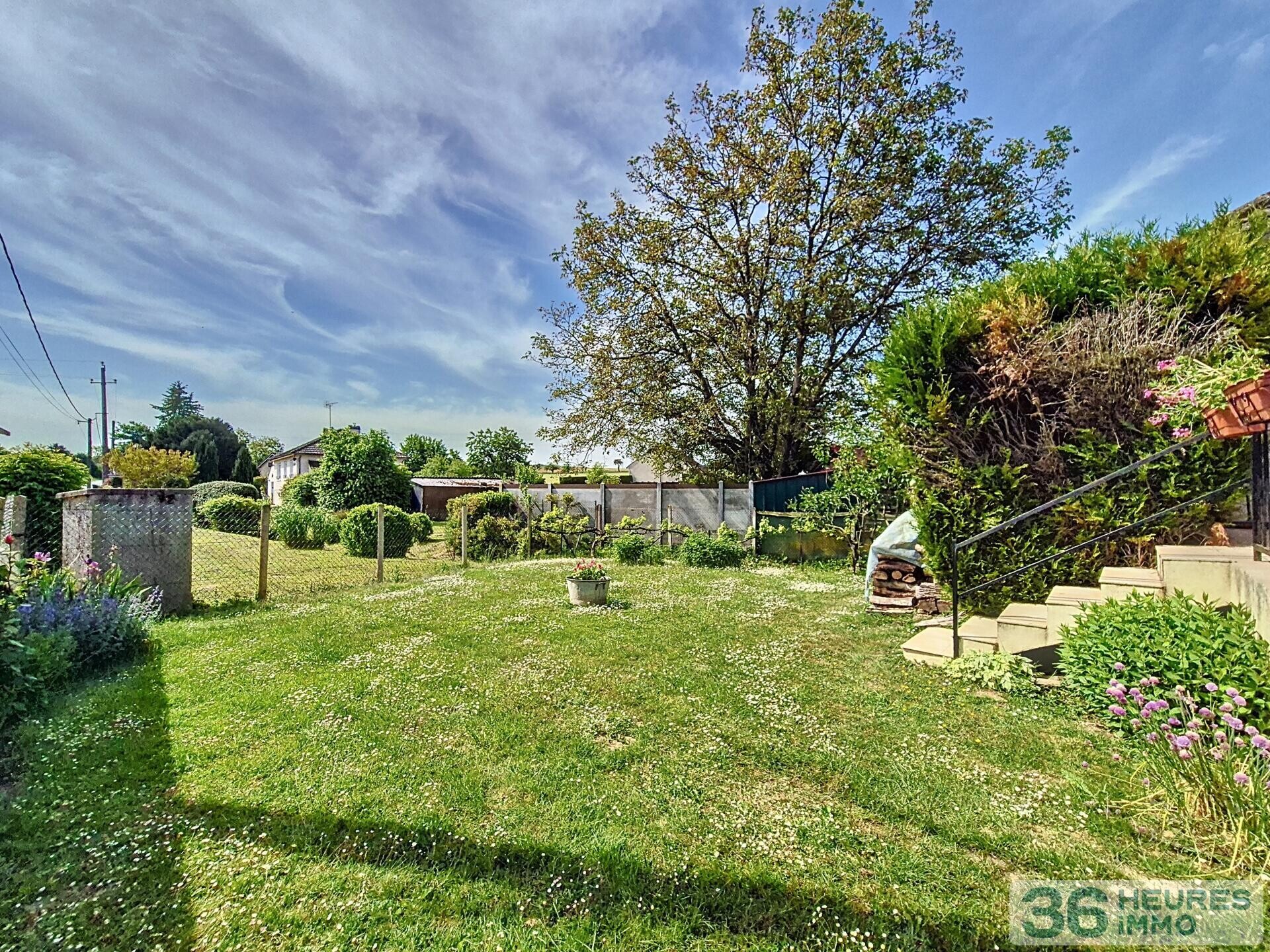 MAISON AVEC SOUS-SOL, GARAGE ET JARDIN, à 5 minutes de Villeneuve La Guyard.