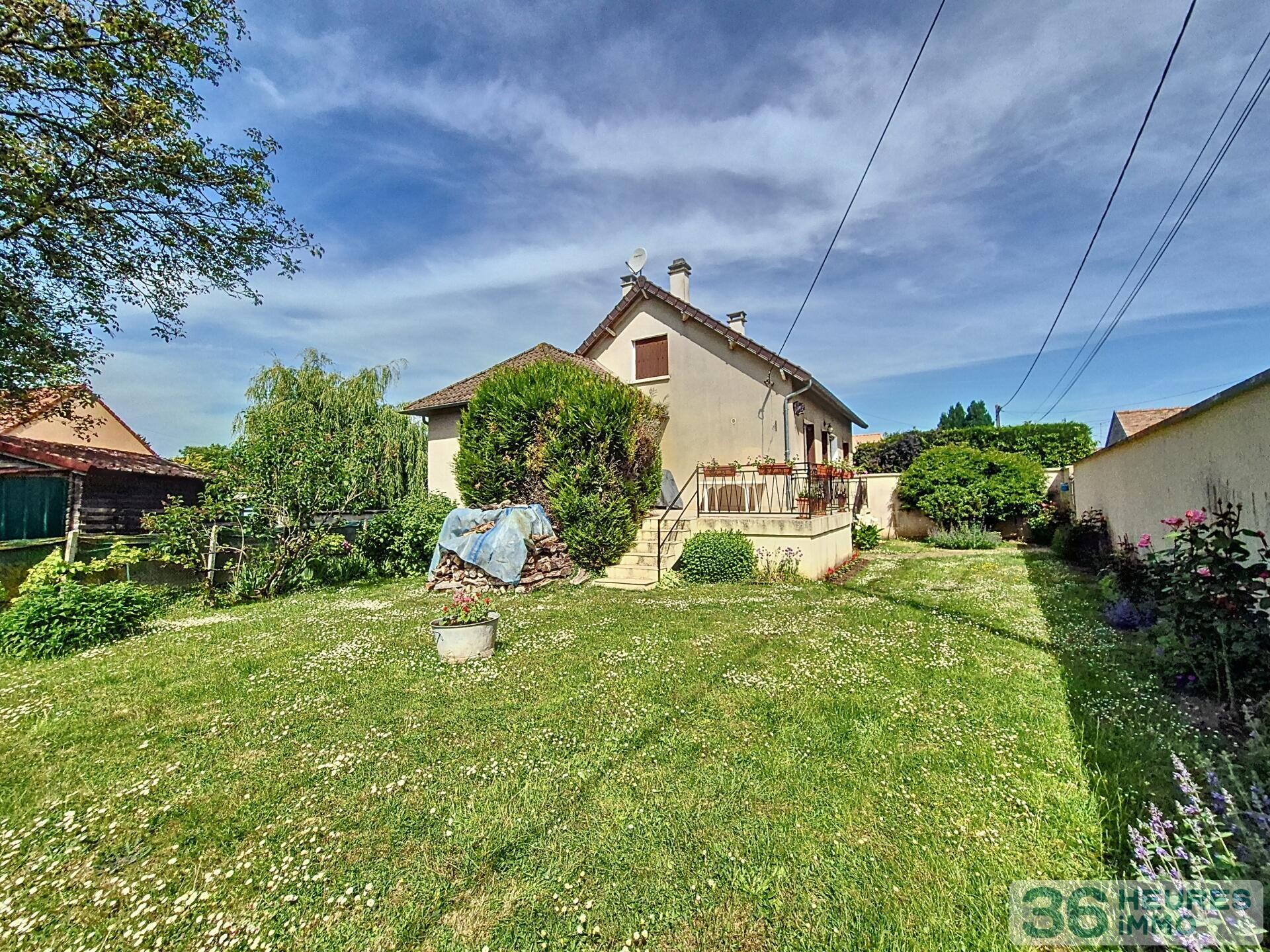 MAISON AVEC SOUS-SOL, GARAGE ET JARDIN, à 5 minutes de Villeneuve La Guyard.