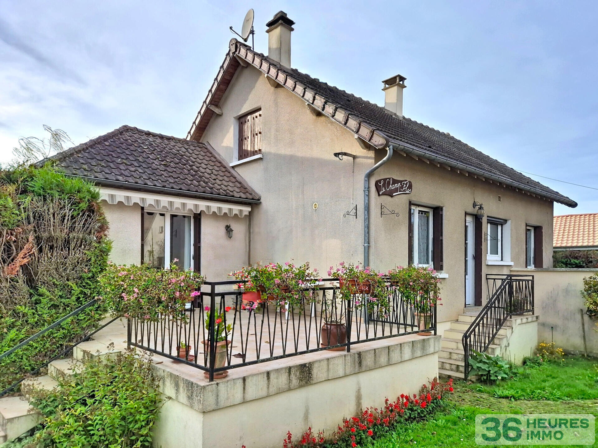 MAISON AVEC SOUS-SOL, GARAGE ET JARDIN, à 5 minutes de Villeneuve La Guyard.