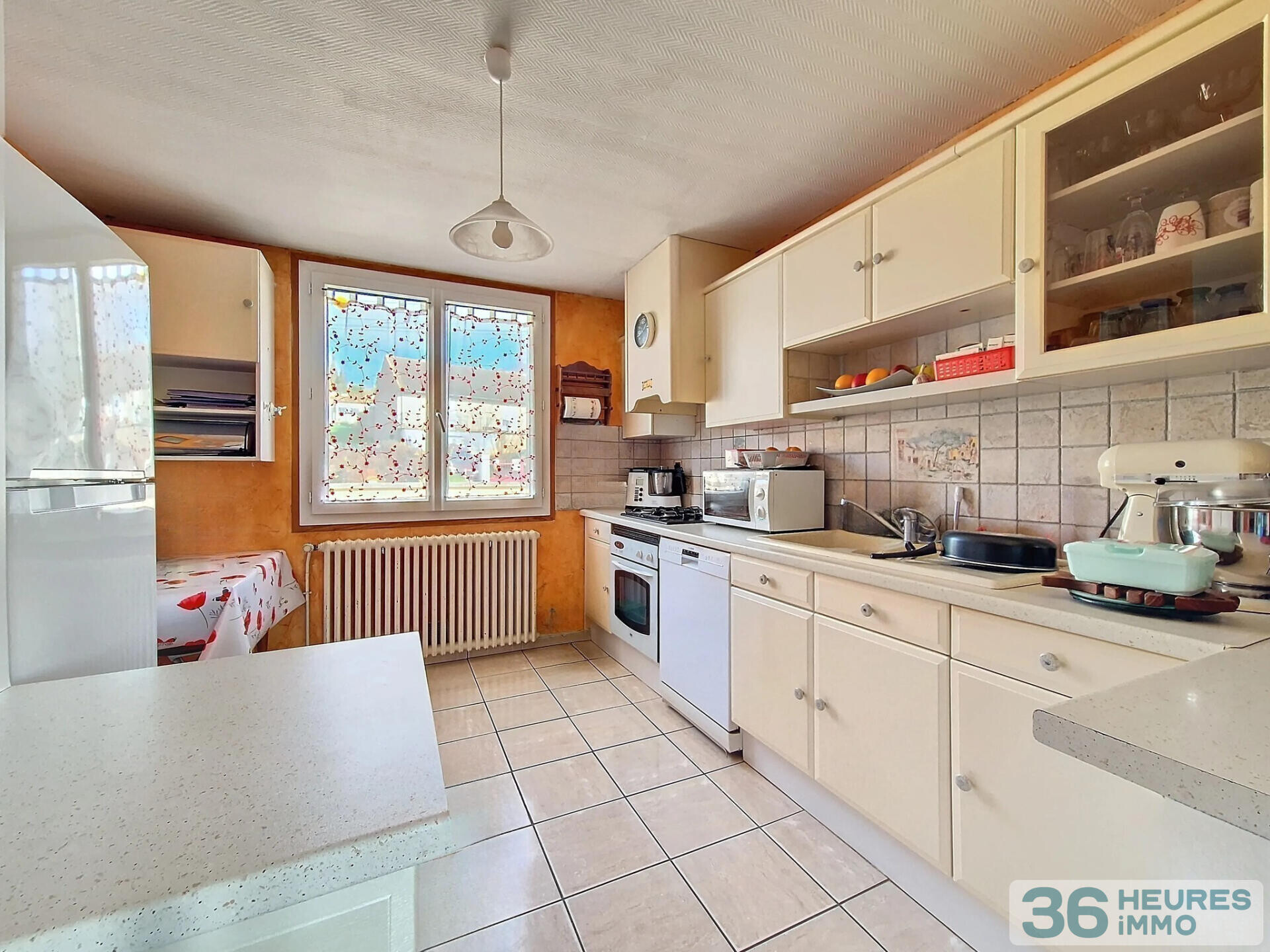 MAISON AVEC SOUS-SOL, GARAGE ET JARDIN, à 5 minutes de Villeneuve La Guyard.