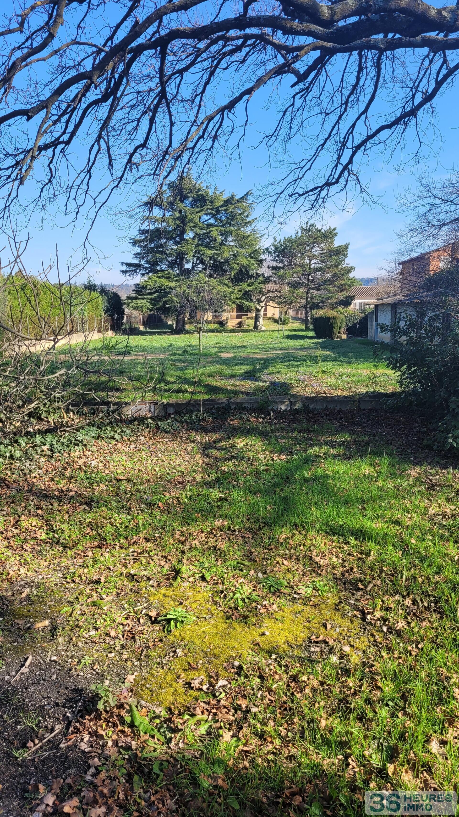 Terrain constructible de 1189 m²