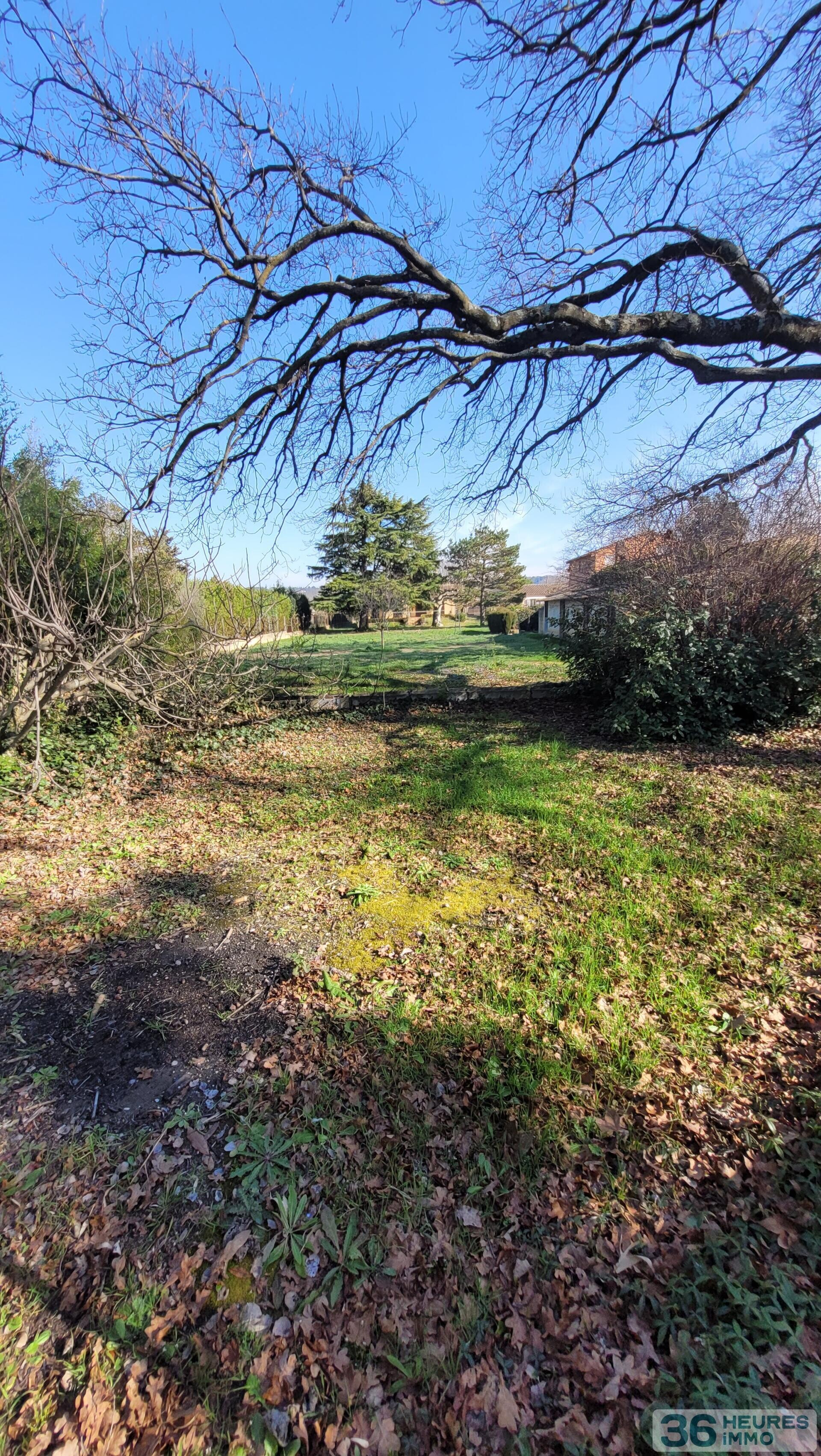 Terrain constructible de 1189 m²