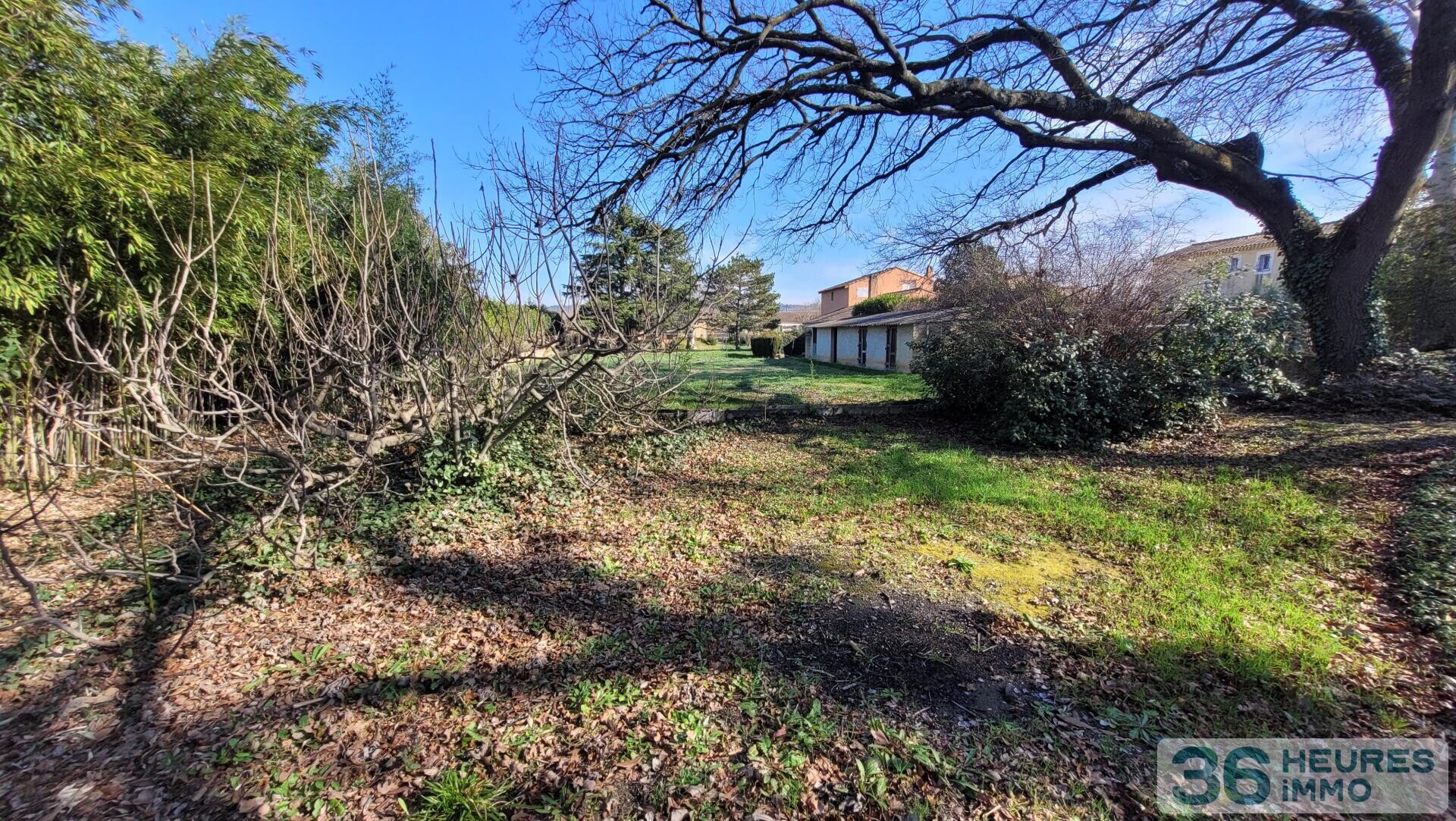 Terrain constructible de 1189 m²