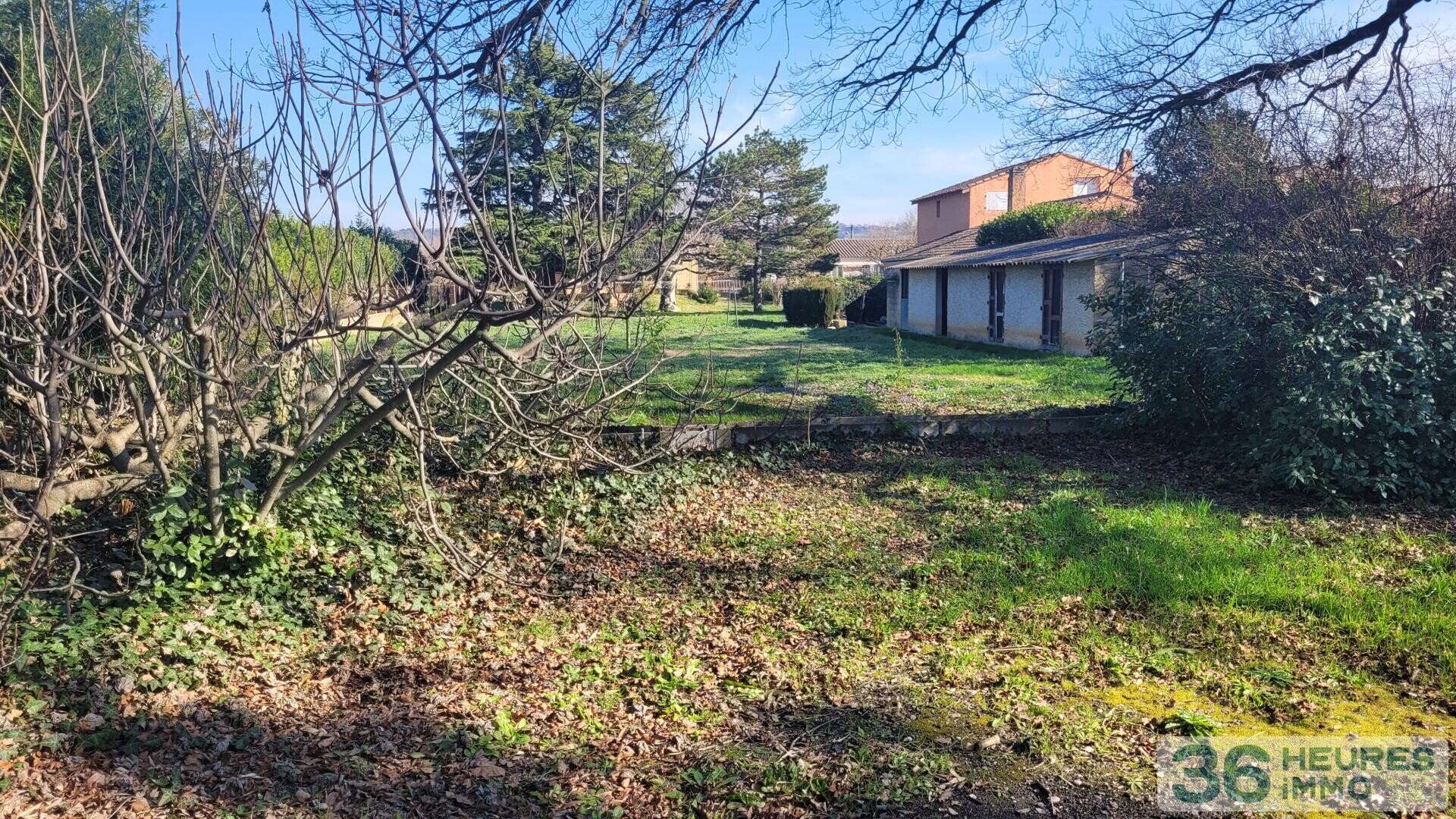 Terrain constructible de 1189 m²