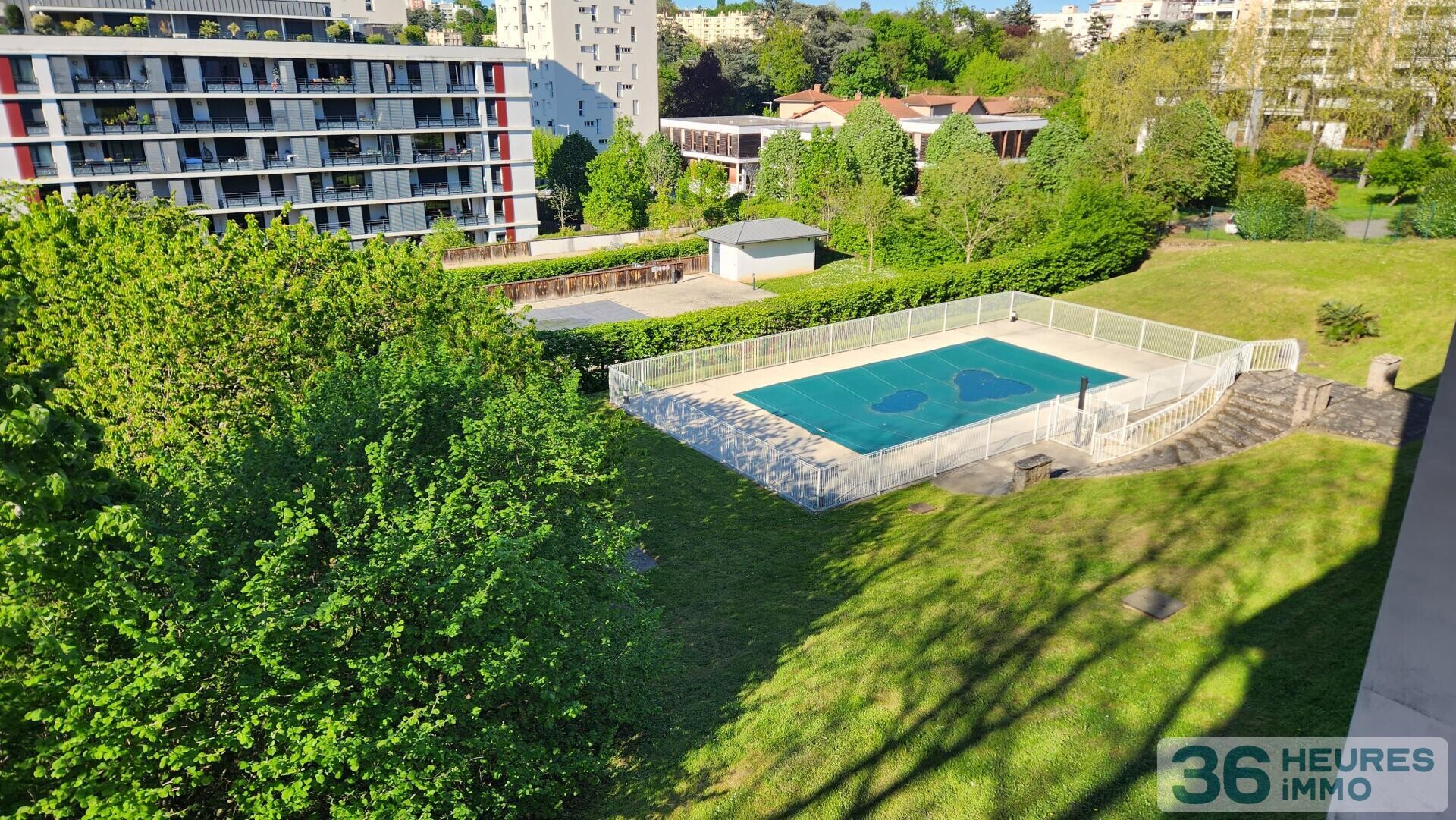 T4 en duplex - 84m2 carrez 125m2 au sol - petite copropriété avec parc et piscine - 2 chambres possibilité 3 - 2 places de stationnement - 1er et dernier étage