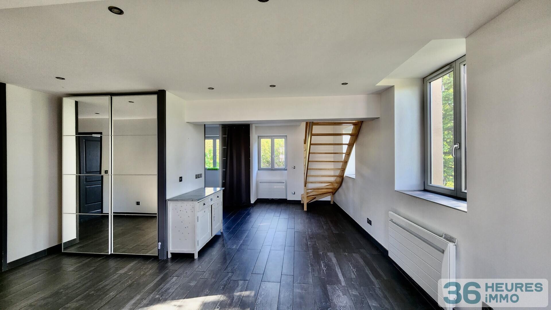 T4 en duplex - 84m2 carrez 125m2 au sol - petite copropriété avec parc et piscine - 2 chambres possibilité 3 - 2 places de stationnement - 1er et dernier étage