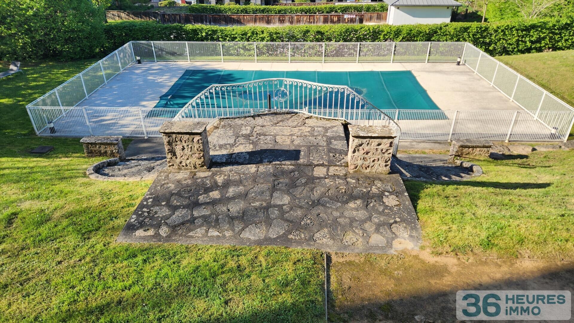 T4 en duplex - 84m2 carrez 125m2 au sol - petite copropriété avec parc et piscine - 2 chambres possibilité 3 - 2 places de stationnement - 1er et dernier étage