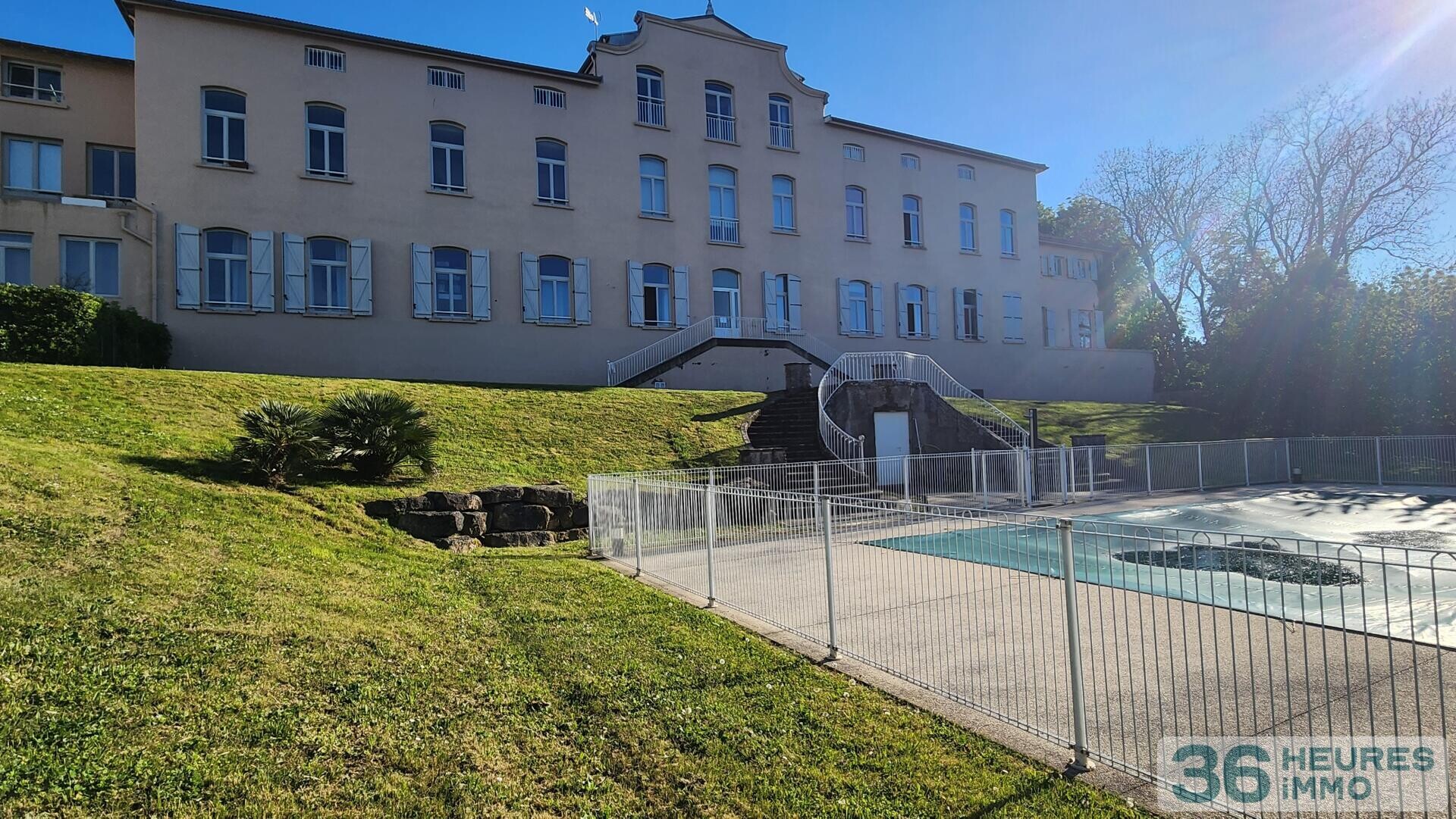 T4 en duplex - 84m2 carrez 125m2 au sol - petite copropriété avec parc et piscine - 2 chambres possibilité 3 - 2 places de stationnement - 1er et dernier étage