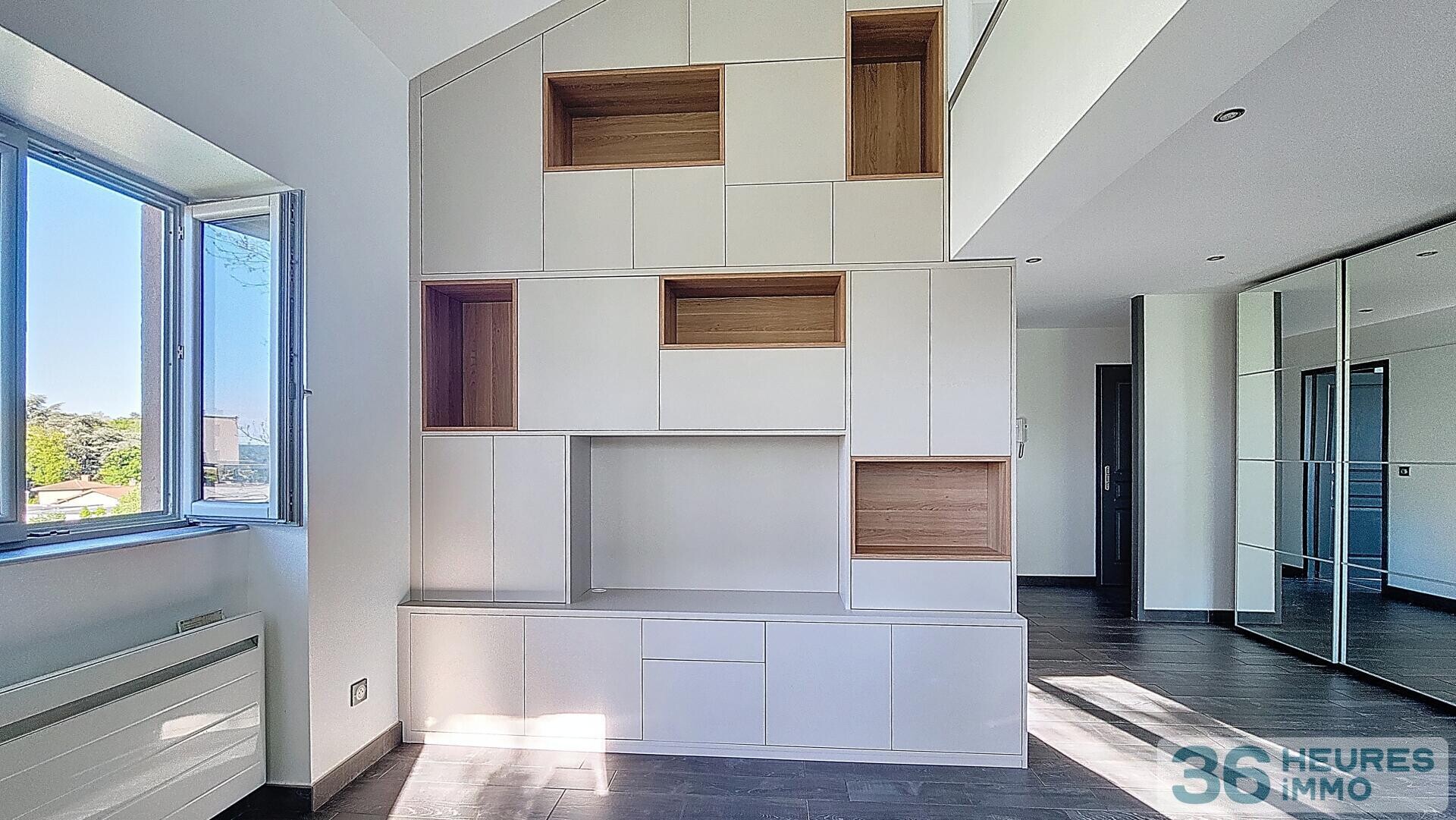 T4 en duplex - 84m2 carrez 125m2 au sol - petite copropriété avec parc et piscine - 2 chambres possibilité 3 - 2 places de stationnement - 1er et dernier étage