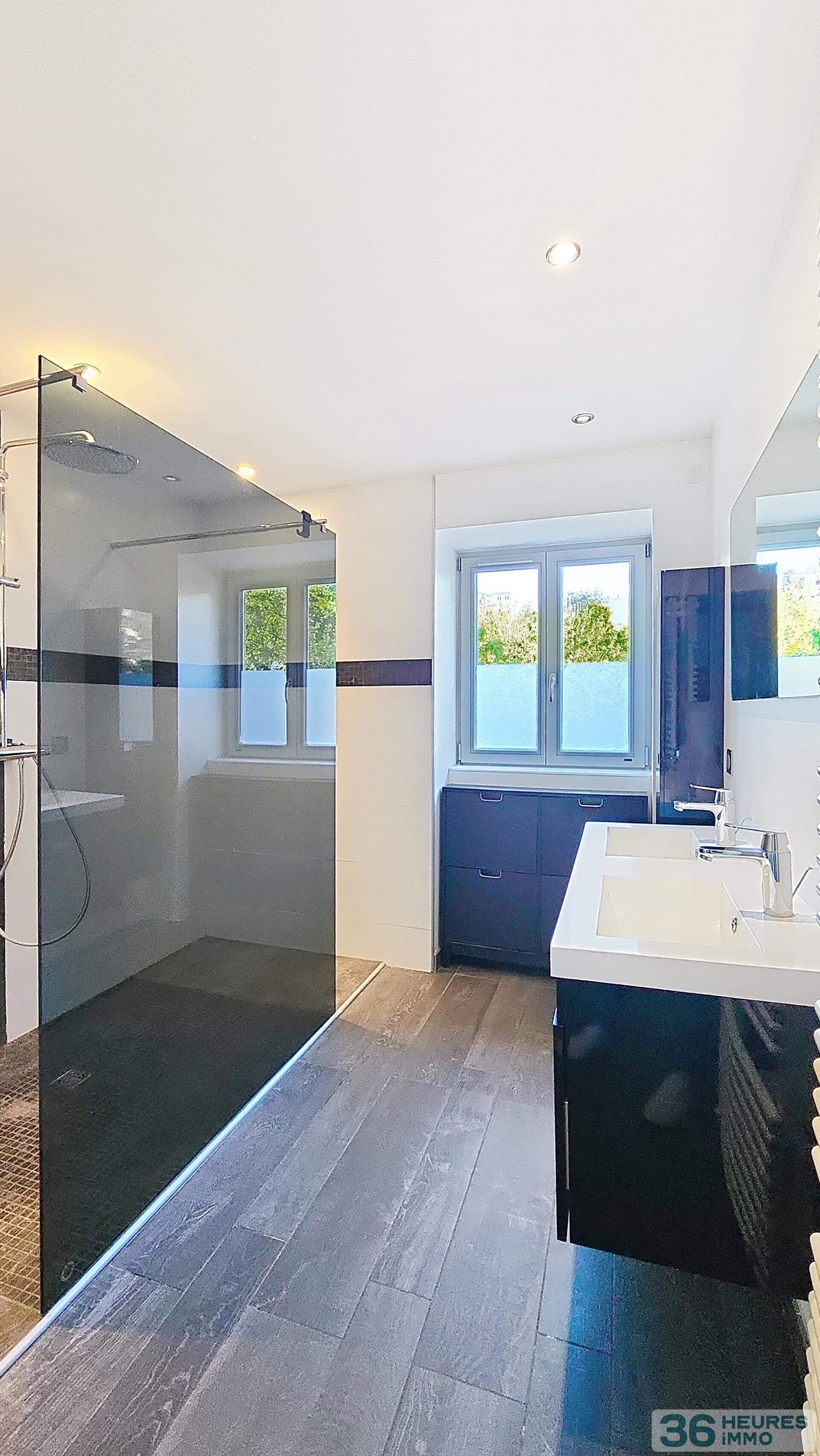 T4 en duplex - 84m2 carrez 125m2 au sol - petite copropriété avec parc et piscine - 2 chambres possibilité 3 - 2 places de stationnement - 1er et dernier étage