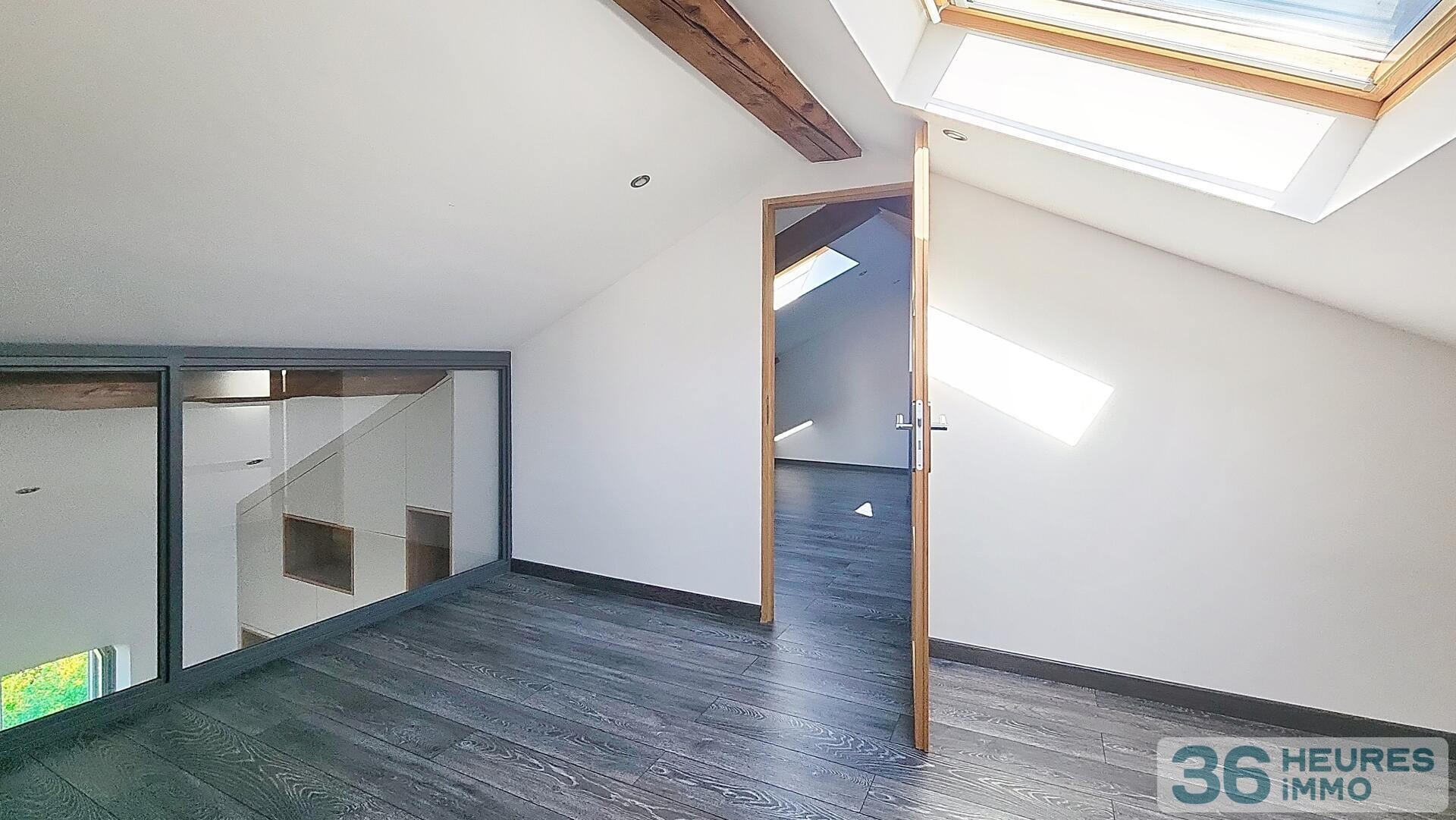 T4 en duplex - 84m2 carrez 125m2 au sol - petite copropriété avec parc et piscine - 2 chambres possibilité 3 - 2 places de stationnement - 1er et dernier étage