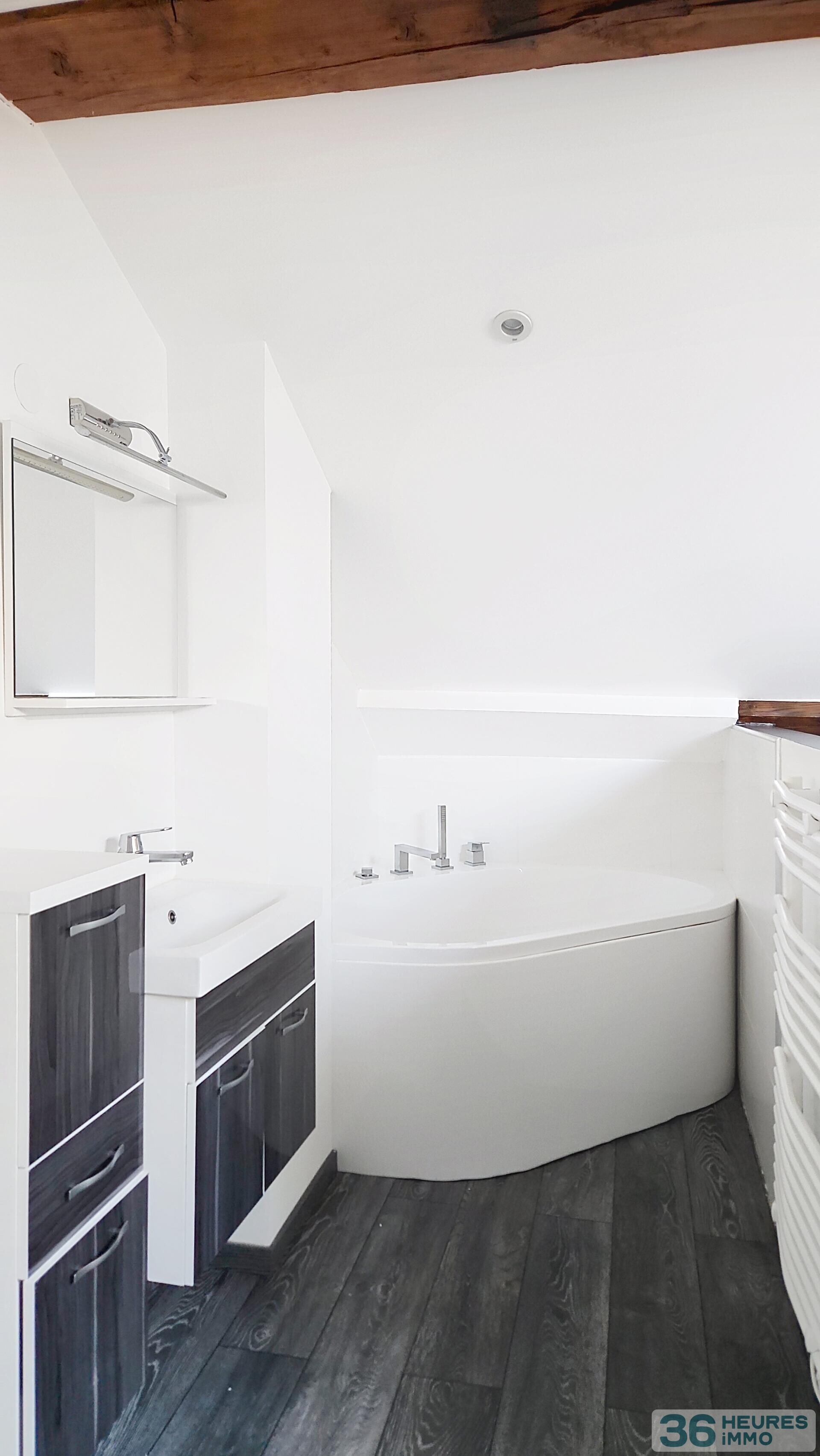 T4 en duplex - 84m2 carrez 125m2 au sol - petite copropriété avec parc et piscine - 2 chambres possibilité 3 - 2 places de stationnement - 1er et dernier étage