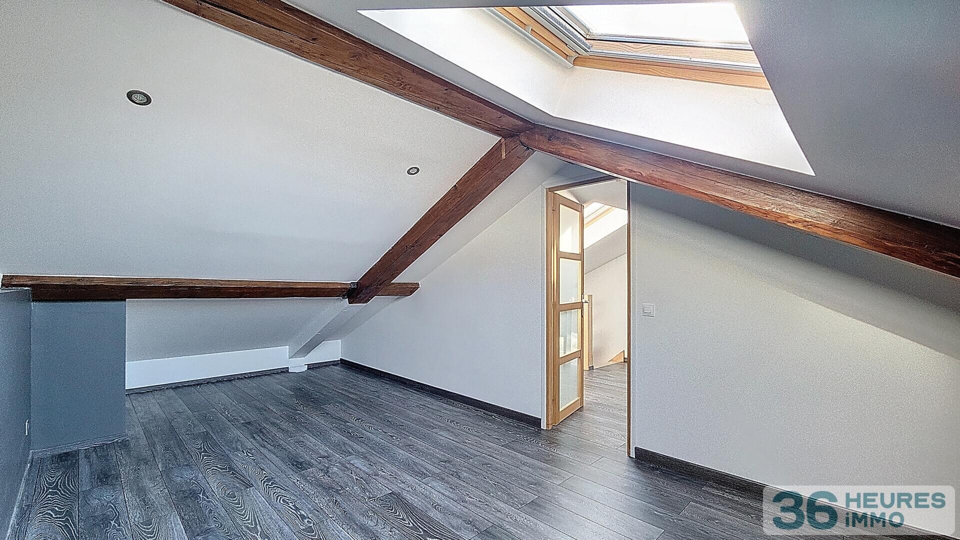 T4 en duplex - 84m2 carrez 125m2 au sol - petite copropriété avec parc et piscine - 2 chambres possibilité 3 - 2 places de stationnement - 1er et dernier étage