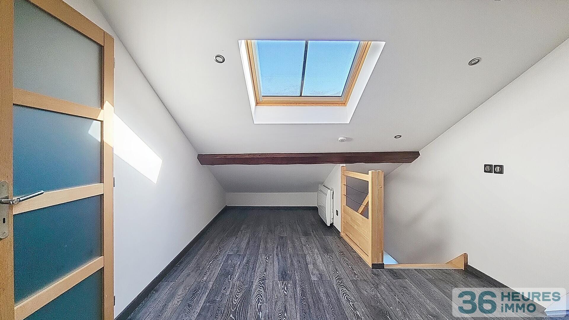 T4 en duplex - 84m2 carrez 125m2 au sol - petite copropriété avec parc et piscine - 2 chambres possibilité 3 - 2 places de stationnement - 1er et dernier étage