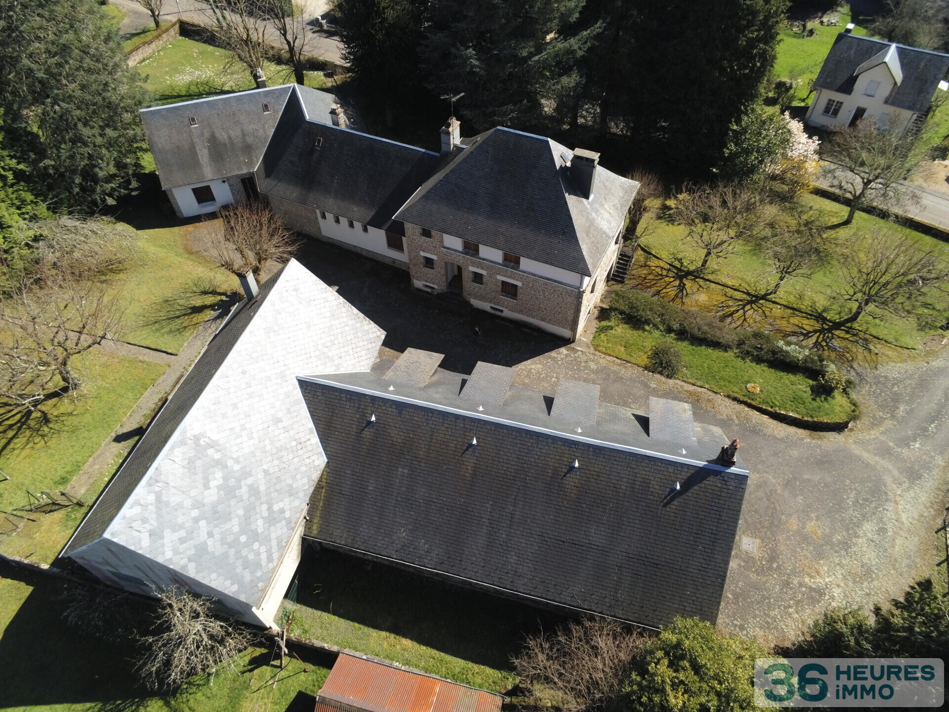 Ensemble immobilier rare et de caractère avec trois bâtiments indépendants sur parc de 4445 m². Idéal projet résidentiel et / ou professionnel et/ou destiné à des investisseurs.