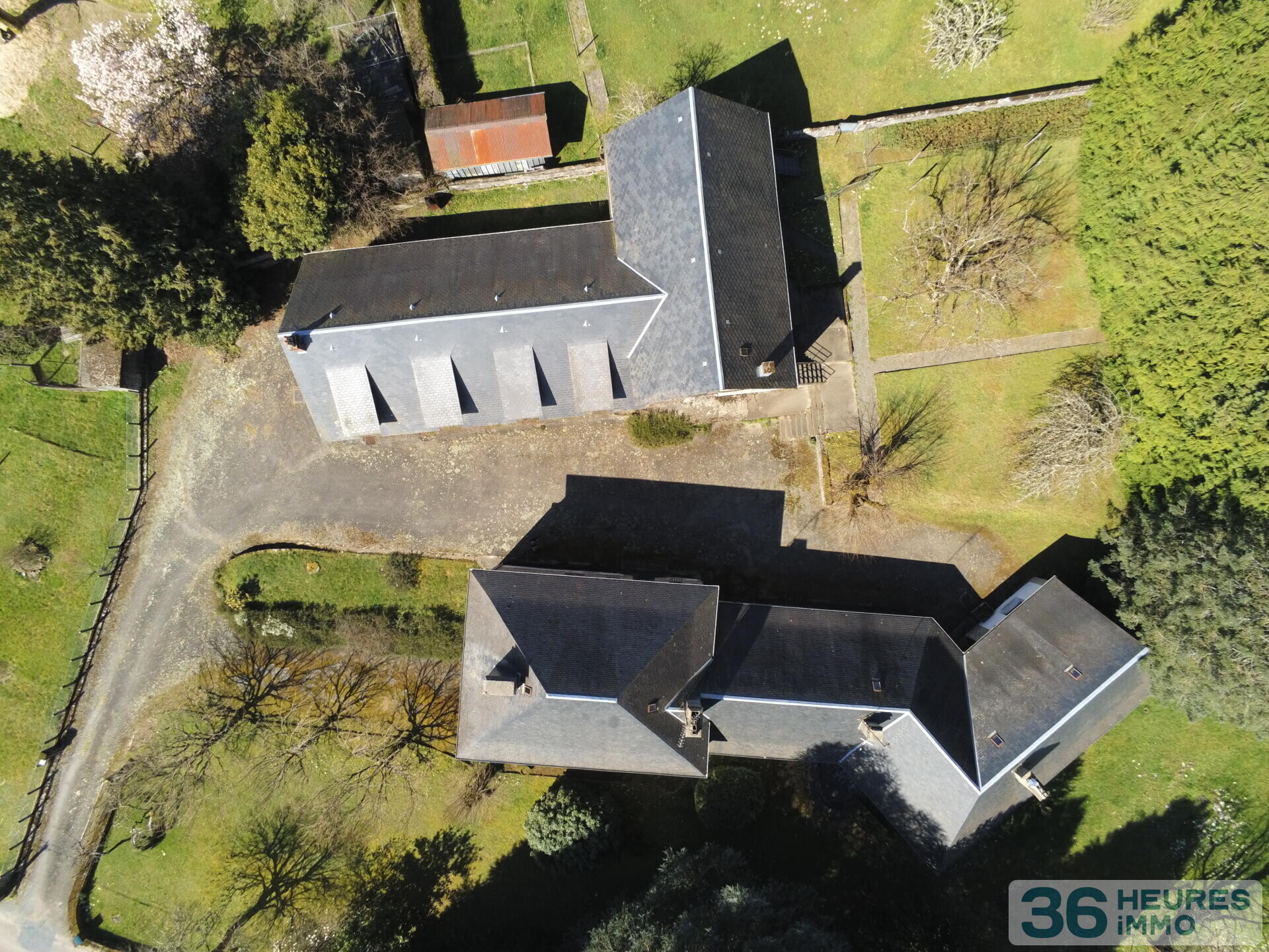 Ensemble immobilier rare et de caractère avec trois bâtiments indépendants sur parc de 4445 m². Idéal projet résidentiel et / ou professionnel et/ou destiné à des investisseurs.