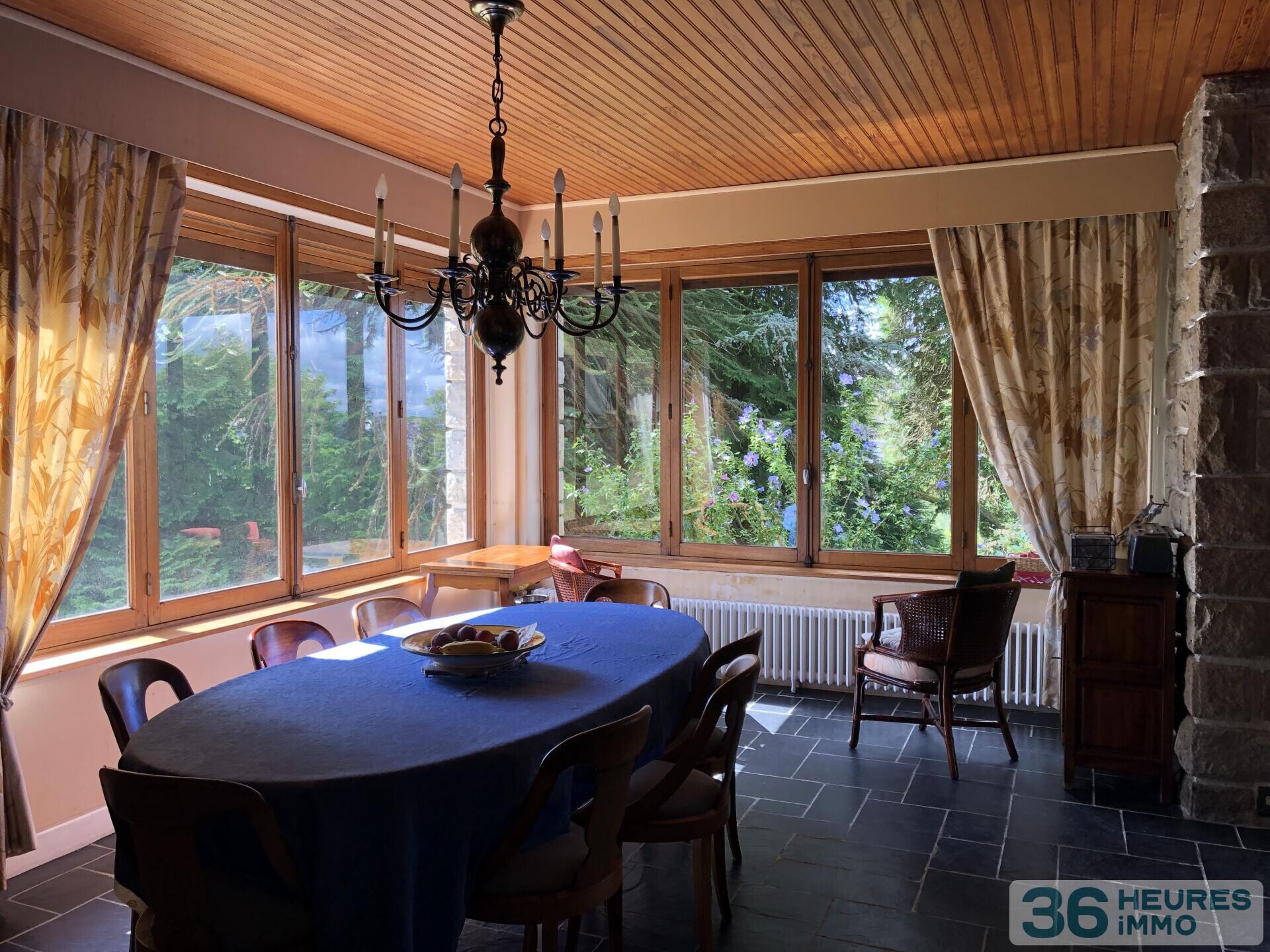 Ensemble immobilier rare et de caractère avec trois bâtiments indépendants sur parc de 4445 m². Idéal projet résidentiel et / ou professionnel et/ou destiné à des investisseurs.