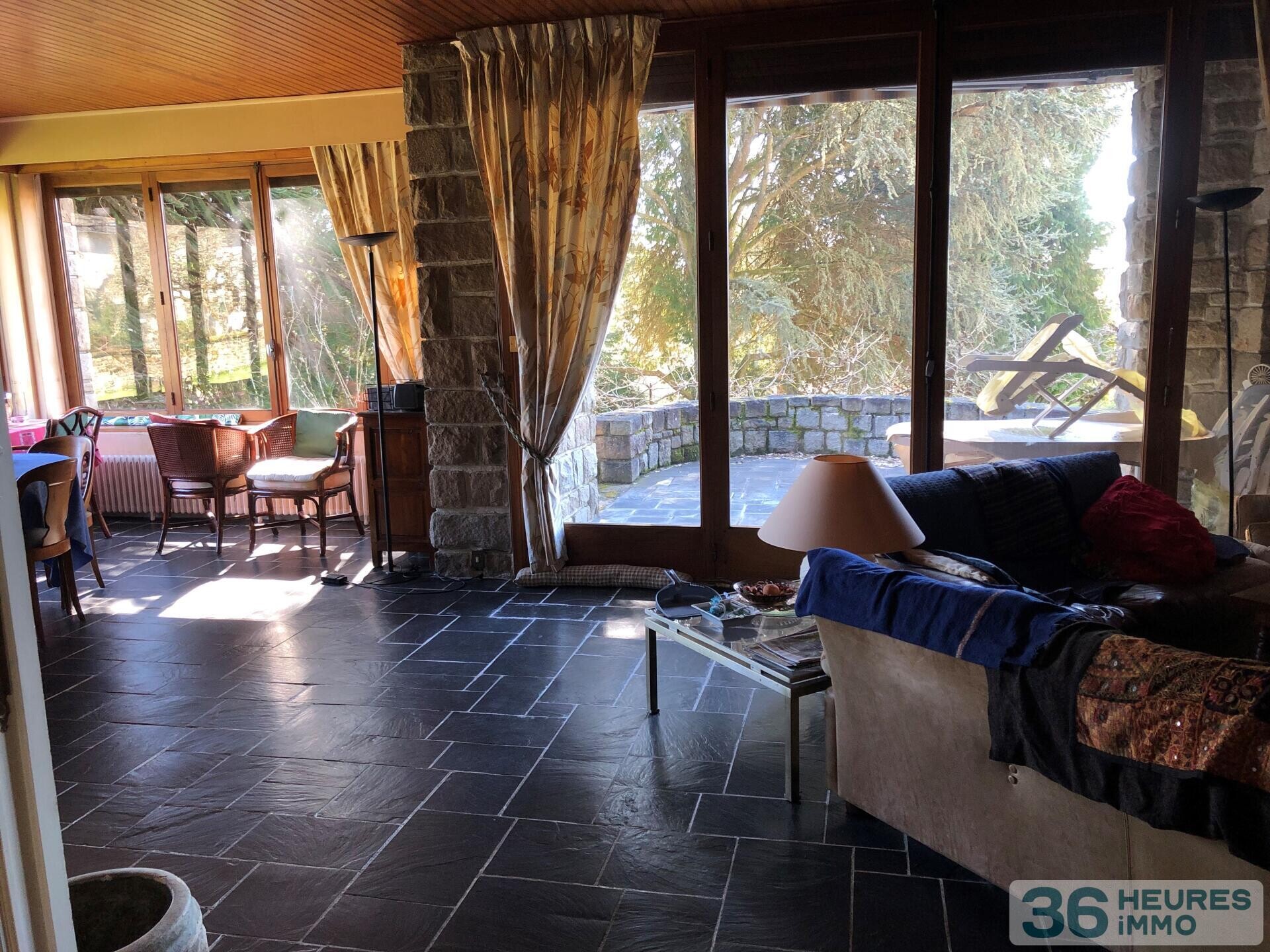 Ensemble immobilier rare et de caractère avec trois bâtiments indépendants sur parc de 4445 m². Idéal projet résidentiel et / ou professionnel et/ou destiné à des investisseurs.