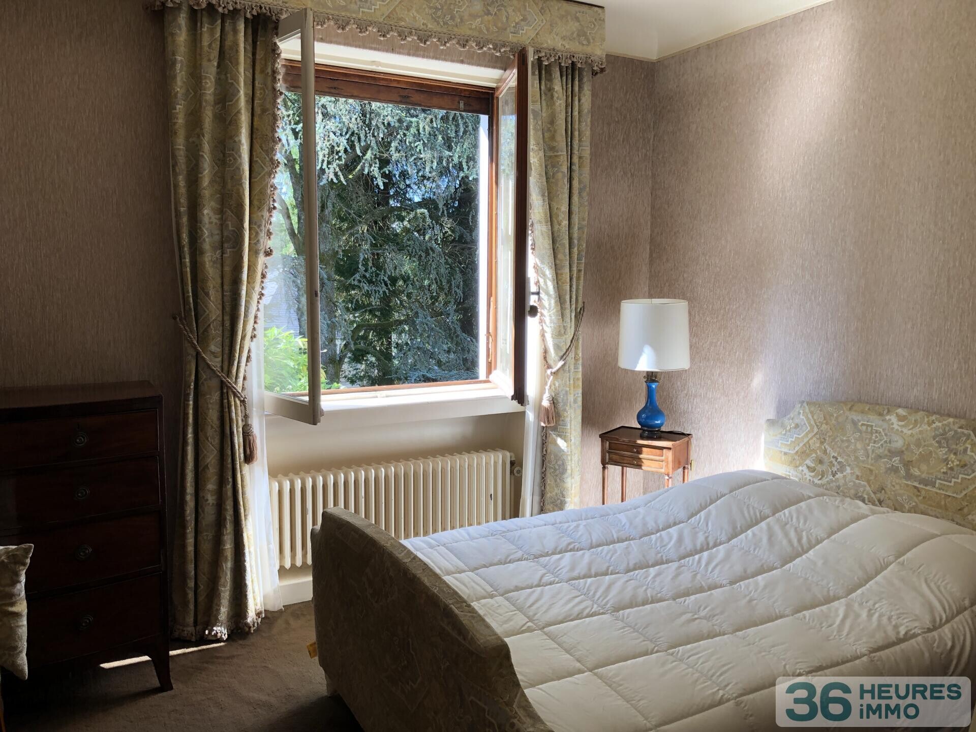 Ensemble immobilier rare et de caractère avec trois bâtiments indépendants sur parc de 4445 m². Idéal projet résidentiel et / ou professionnel et/ou destiné à des investisseurs.