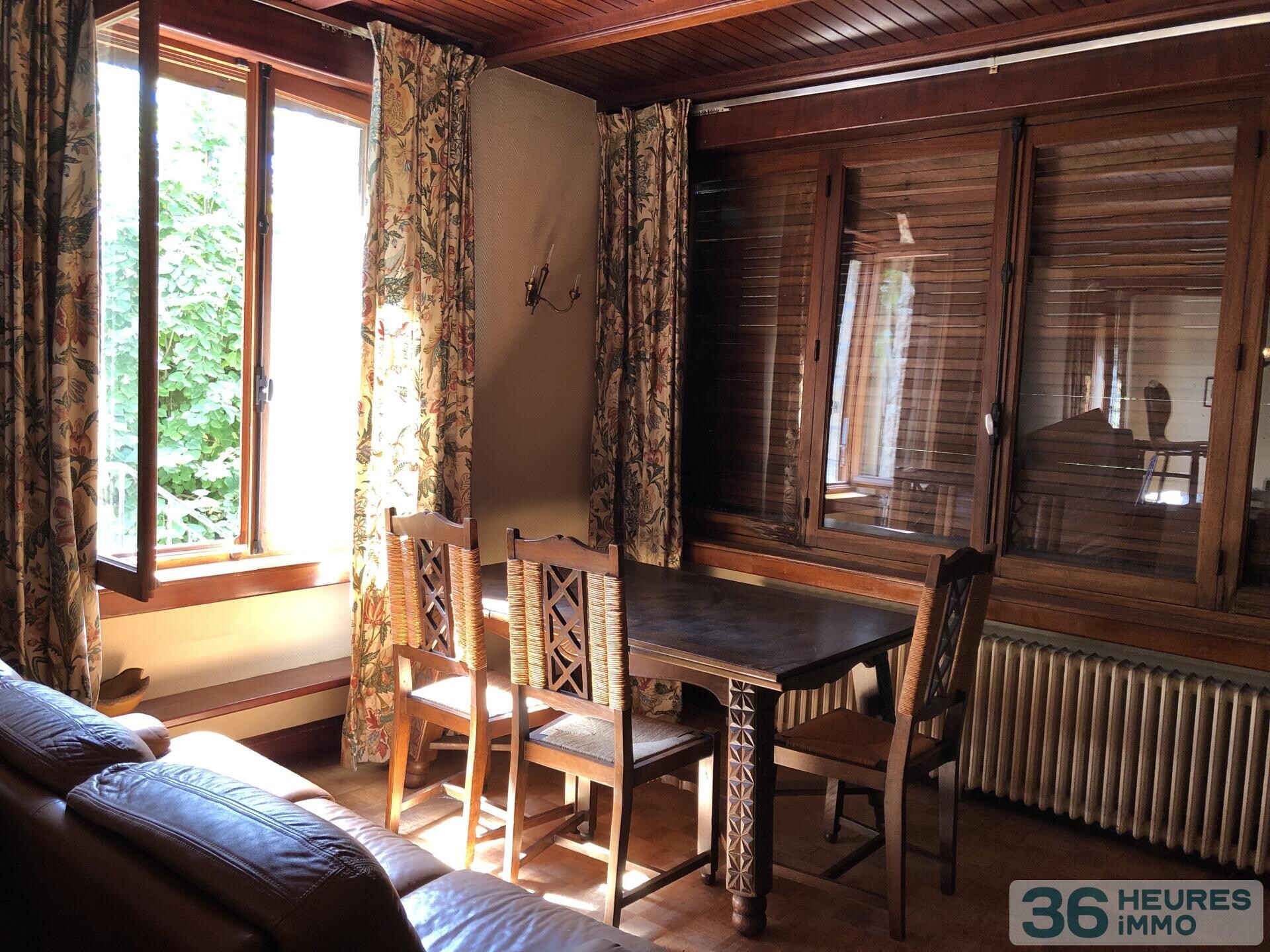 Ensemble immobilier rare et de caractère avec trois bâtiments indépendants sur parc de 4445 m². Idéal projet résidentiel et / ou professionnel et/ou destiné à des investisseurs.