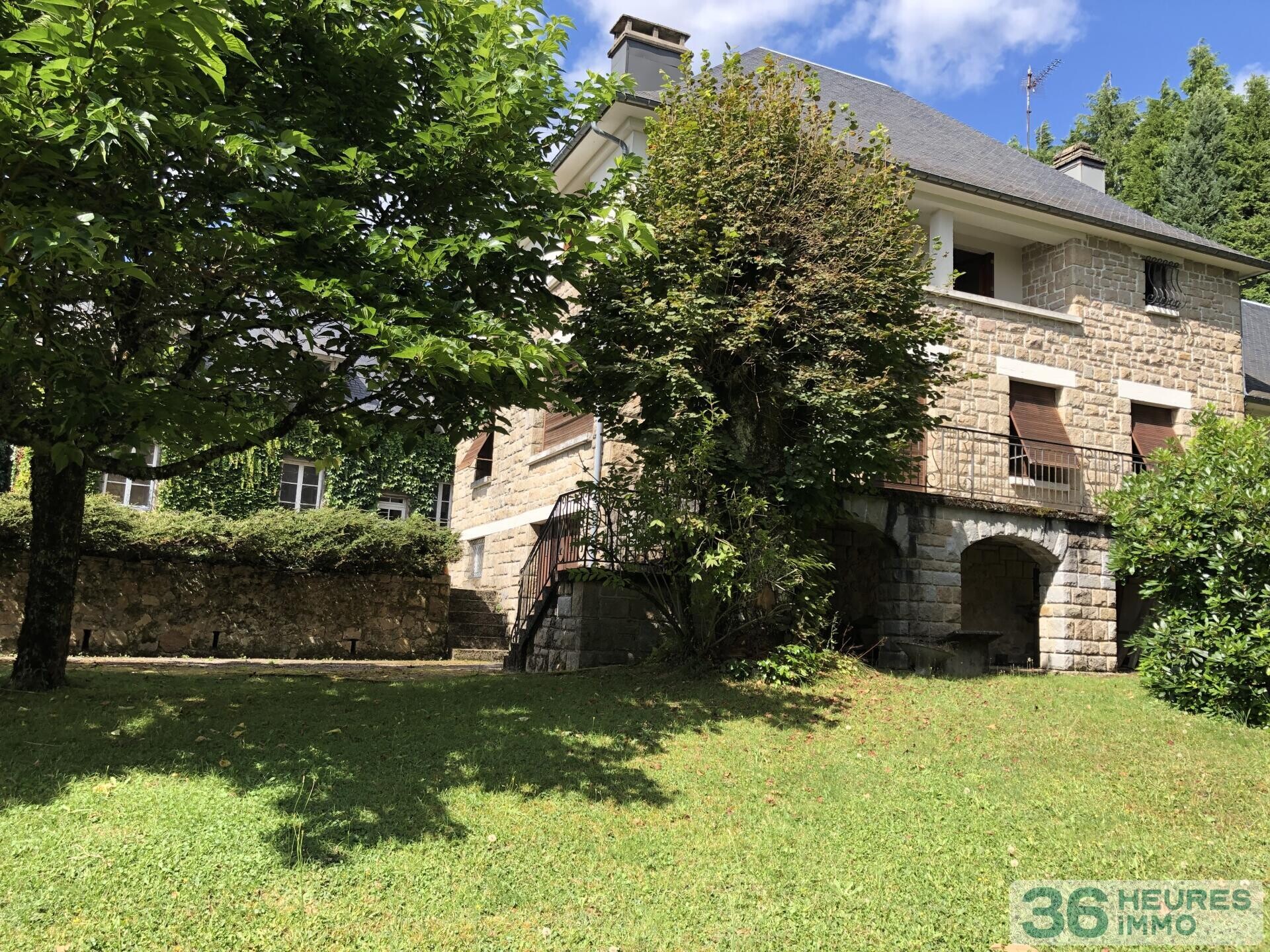 Ensemble immobilier rare et de caractère avec trois bâtiments indépendants sur parc de 4445 m². Idéal projet résidentiel et / ou professionnel et/ou destiné à des investisseurs.