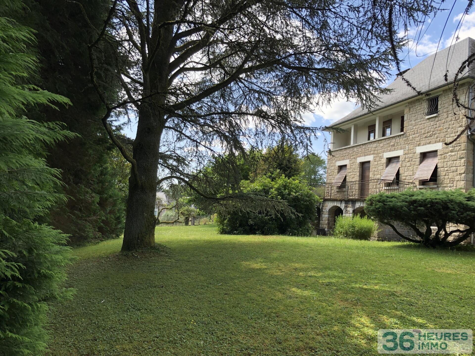 Ensemble immobilier rare et de caractère avec trois bâtiments indépendants sur parc de 4445 m². Idéal projet résidentiel et / ou professionnel et/ou destiné à des investisseurs.