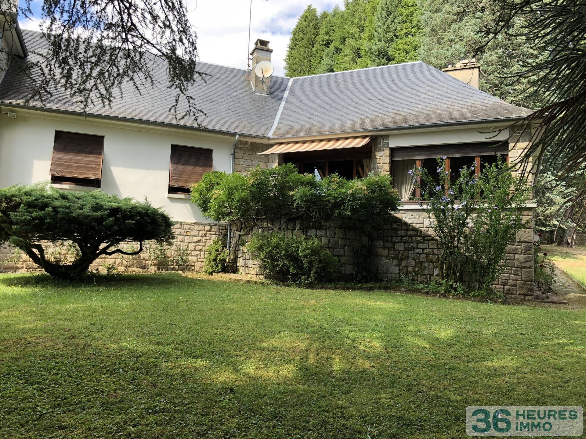 Ensemble immobilier rare et de caractère avec trois bâtiments indépendants sur parc de 4445 m². Idéal projet résidentiel et / ou professionnel et/ou destiné à des investisseurs.