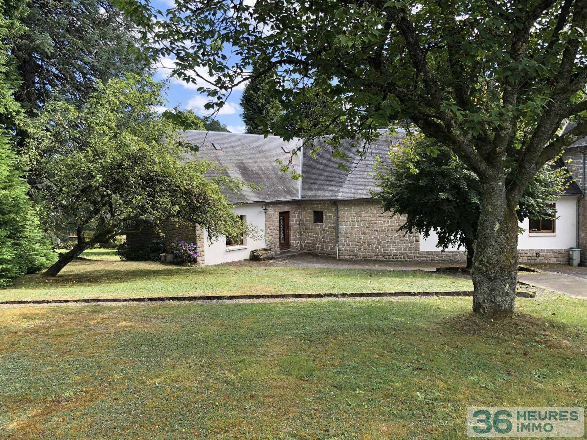 Ensemble immobilier rare et de caractère avec trois bâtiments indépendants sur parc de 4445 m². Idéal projet résidentiel et / ou professionnel et/ou destiné à des investisseurs.