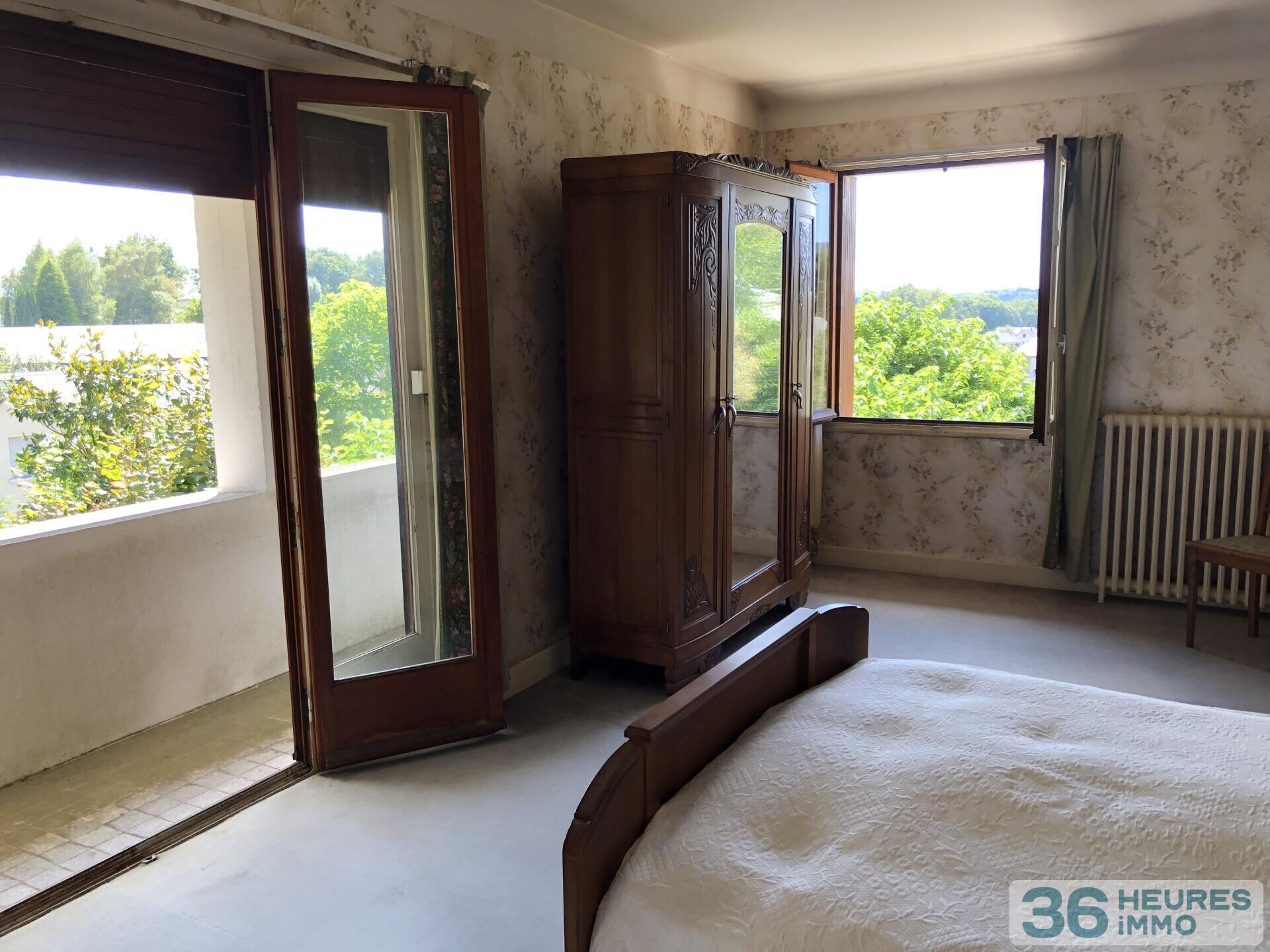 Ensemble immobilier rare et de caractère avec trois bâtiments indépendants sur parc de 4445 m². Idéal projet résidentiel et / ou professionnel et/ou destiné à des investisseurs.