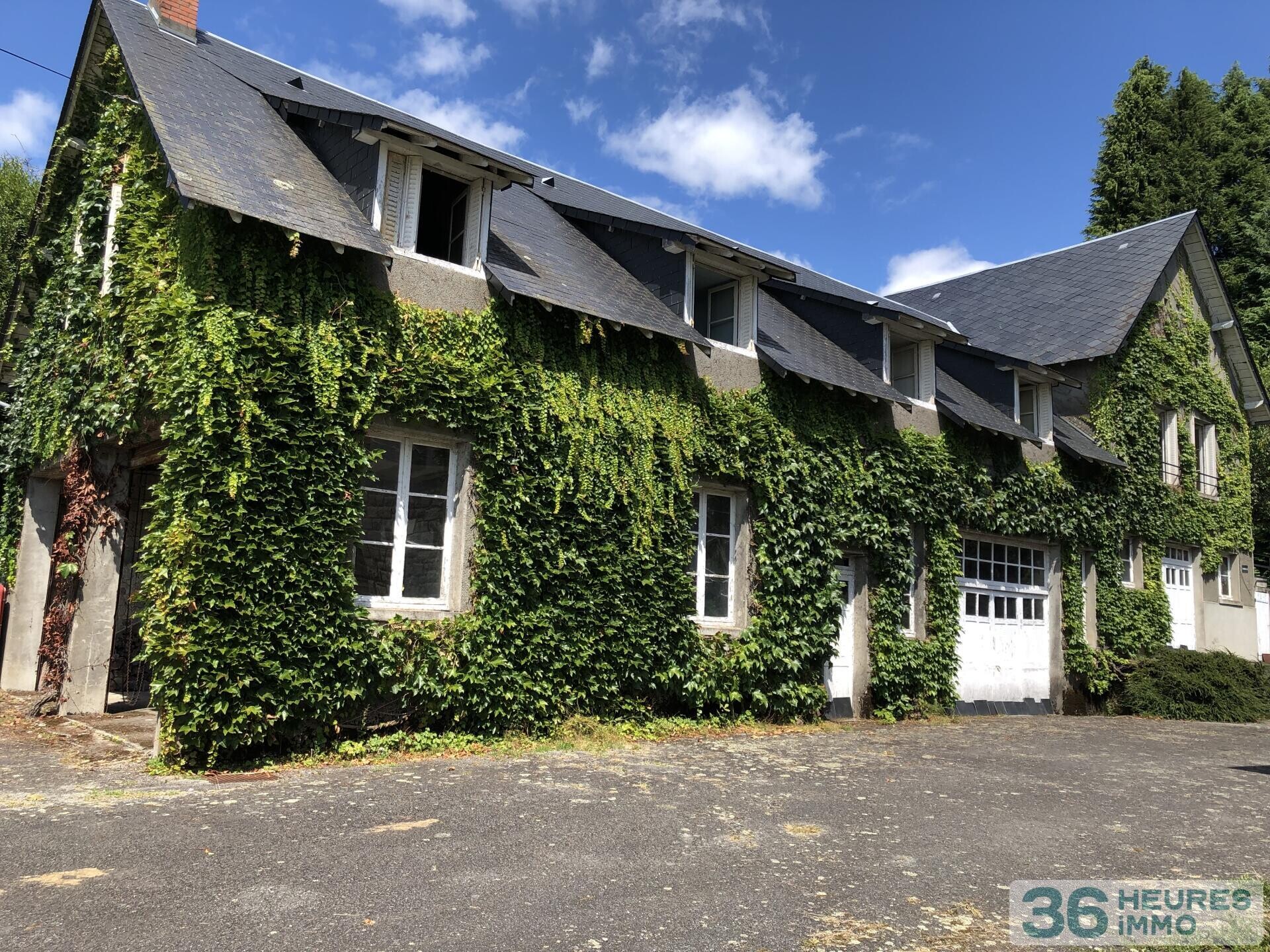 Ensemble immobilier rare et de caractère avec trois bâtiments indépendants sur parc de 4445 m². Idéal projet résidentiel et / ou professionnel et/ou destiné à des investisseurs.