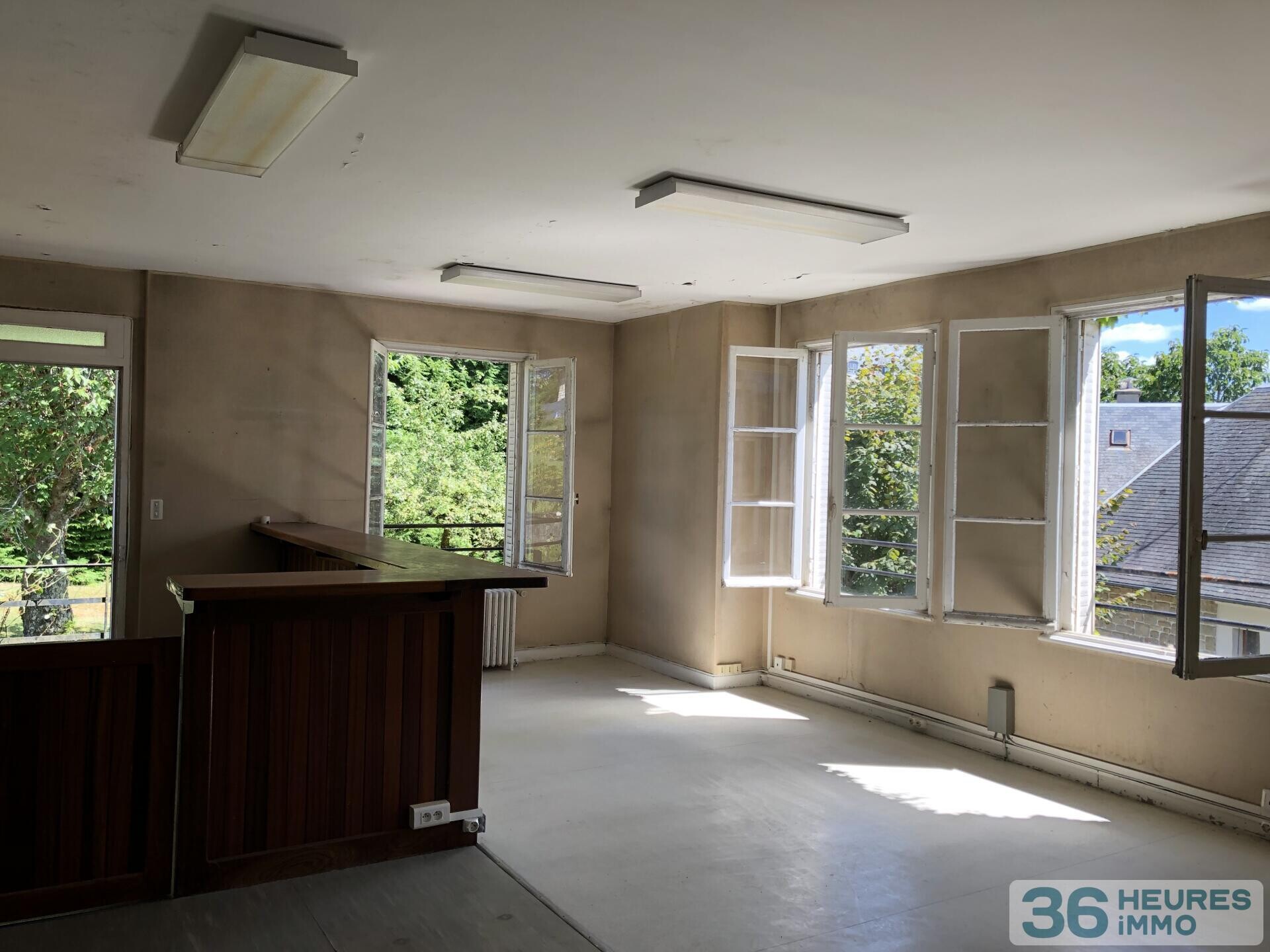 Ensemble immobilier rare et de caractère avec trois bâtiments indépendants sur parc de 4445 m². Idéal projet résidentiel et / ou professionnel et/ou destiné à des investisseurs.