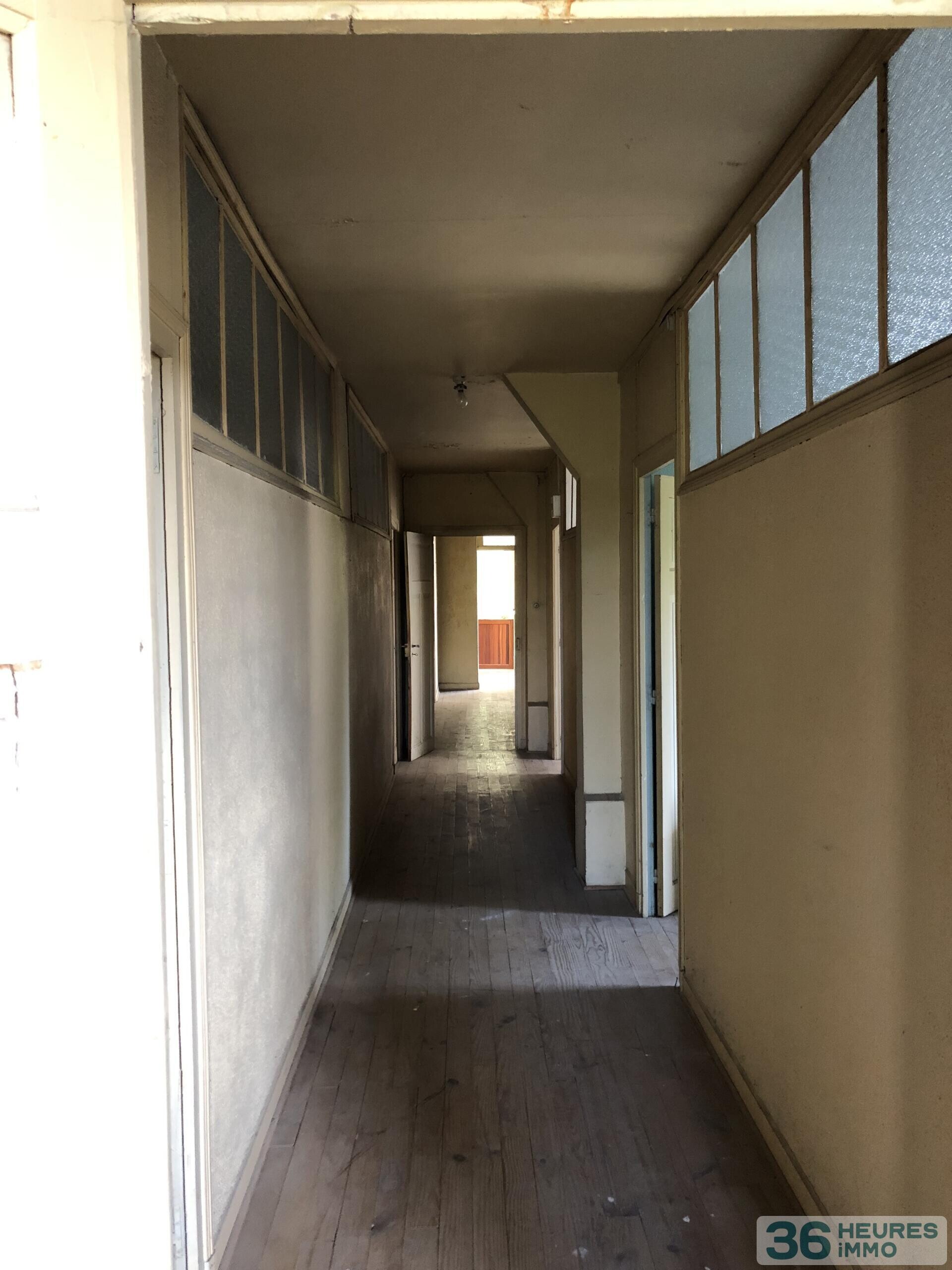 Ensemble immobilier rare et de caractère avec trois bâtiments indépendants sur parc de 4445 m². Idéal projet résidentiel et / ou professionnel et/ou destiné à des investisseurs.