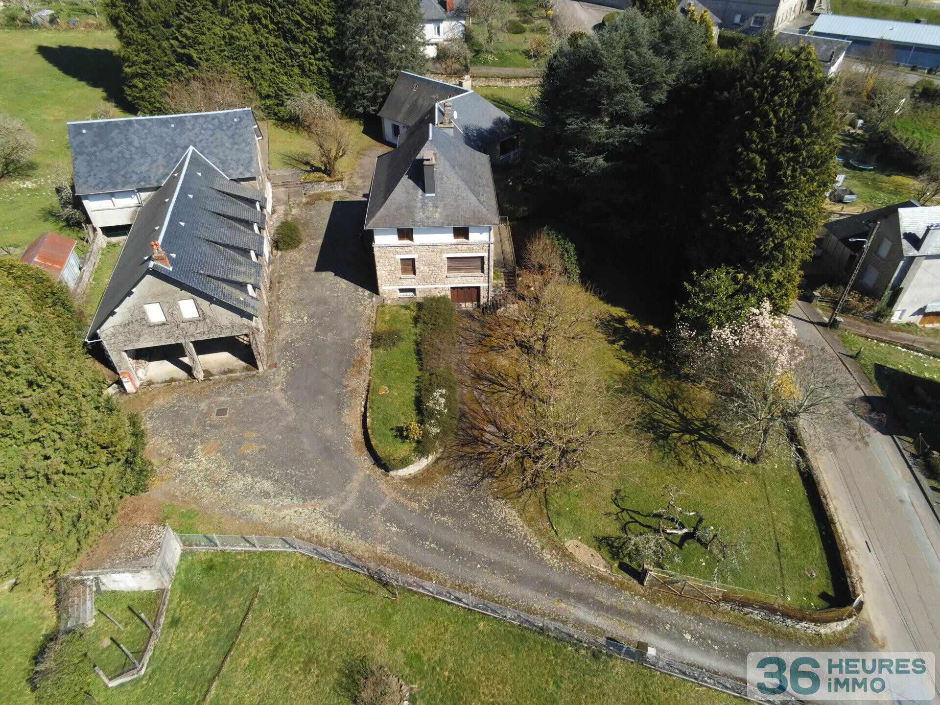 Ensemble immobilier rare et de caractère avec trois bâtiments indépendants sur parc de 4445 m². Idéal projet résidentiel et / ou professionnel et/ou destiné à des investisseurs.