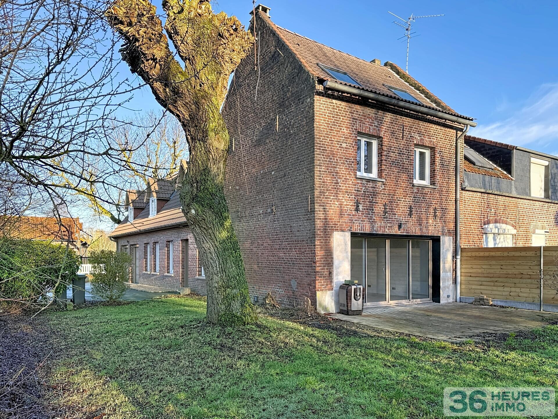 MAISON FAMILIALE RÉNOVÉE – 137 m² – JARDIN 730 m² – DOUBLE GARAGE – ENGLOS