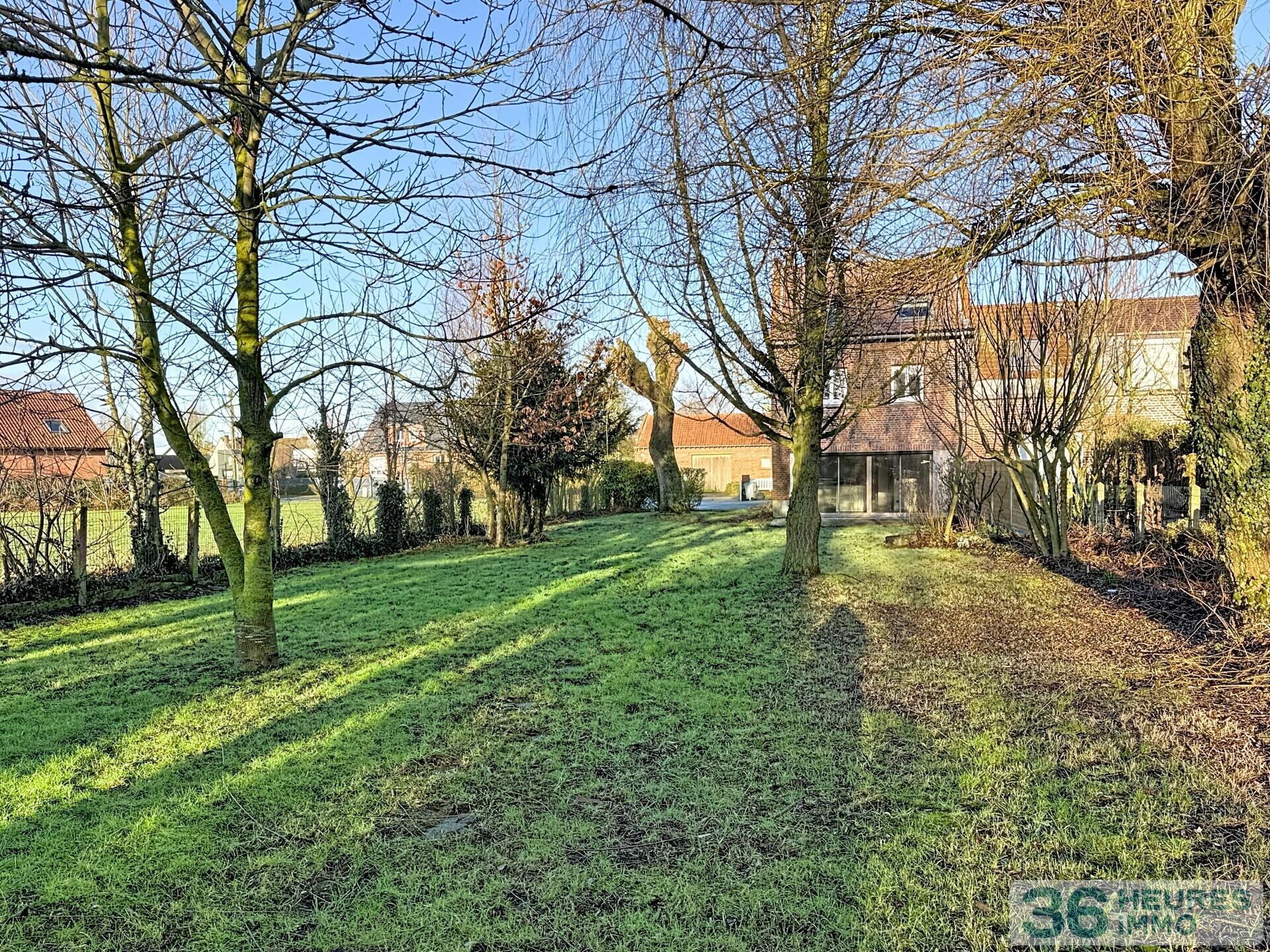 MAISON FAMILIALE RÉNOVÉE – 137 m² – JARDIN 730 m² – DOUBLE GARAGE – ENGLOS