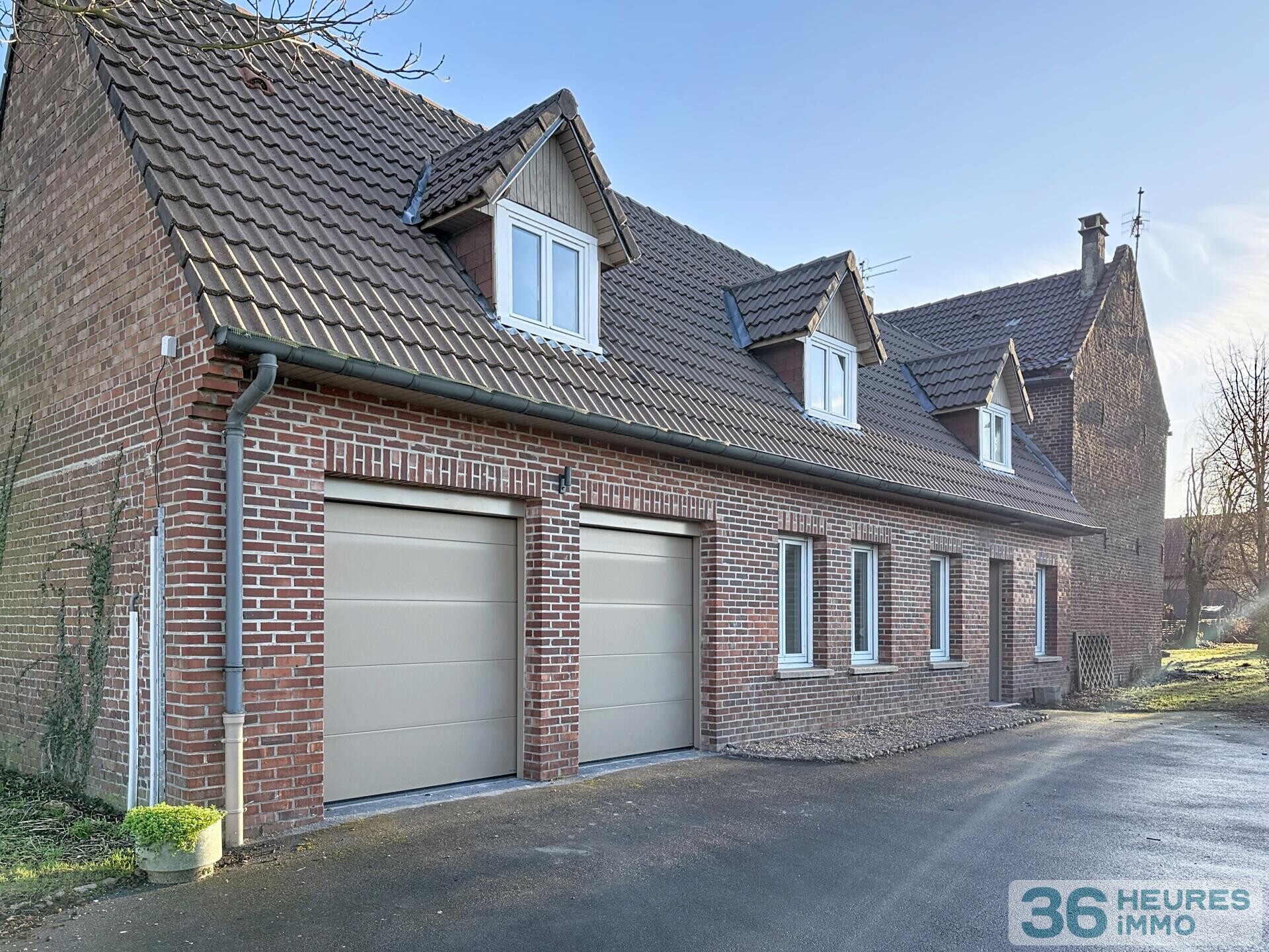 MAISON FAMILIALE RÉNOVÉE – 137 m² – JARDIN 730 m² – DOUBLE GARAGE – ENGLOS