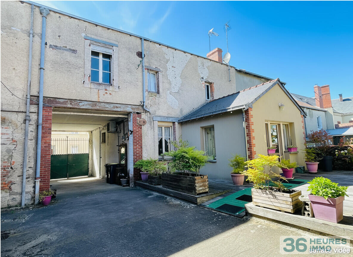 Ensemble immobilier *** 3 bâtisses *** potentiel de 640m2 *** hyper centre de VIHIERS