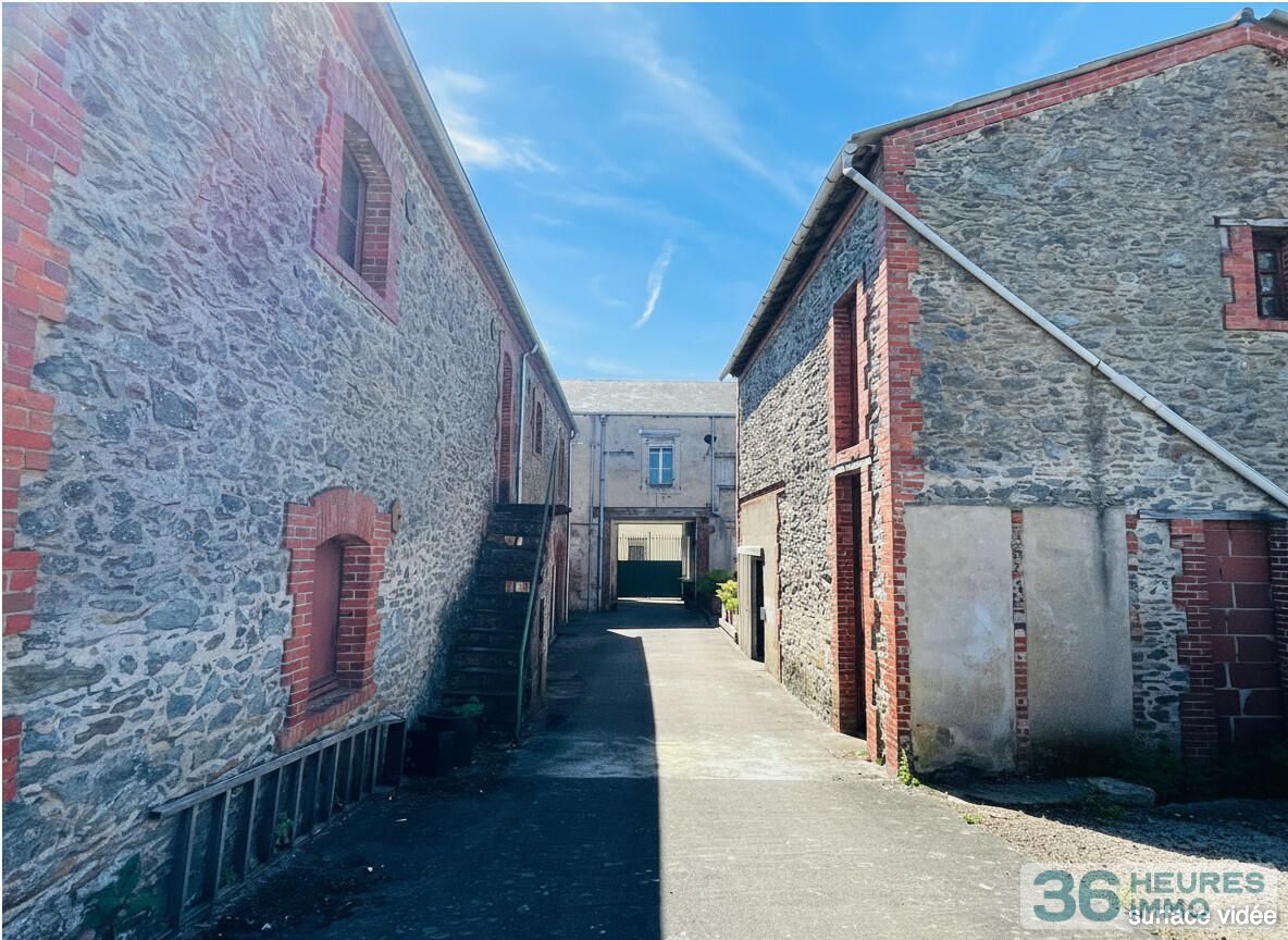 Ensemble immobilier *** 3 bâtisses *** potentiel de 640m2 *** hyper centre de VIHIERS